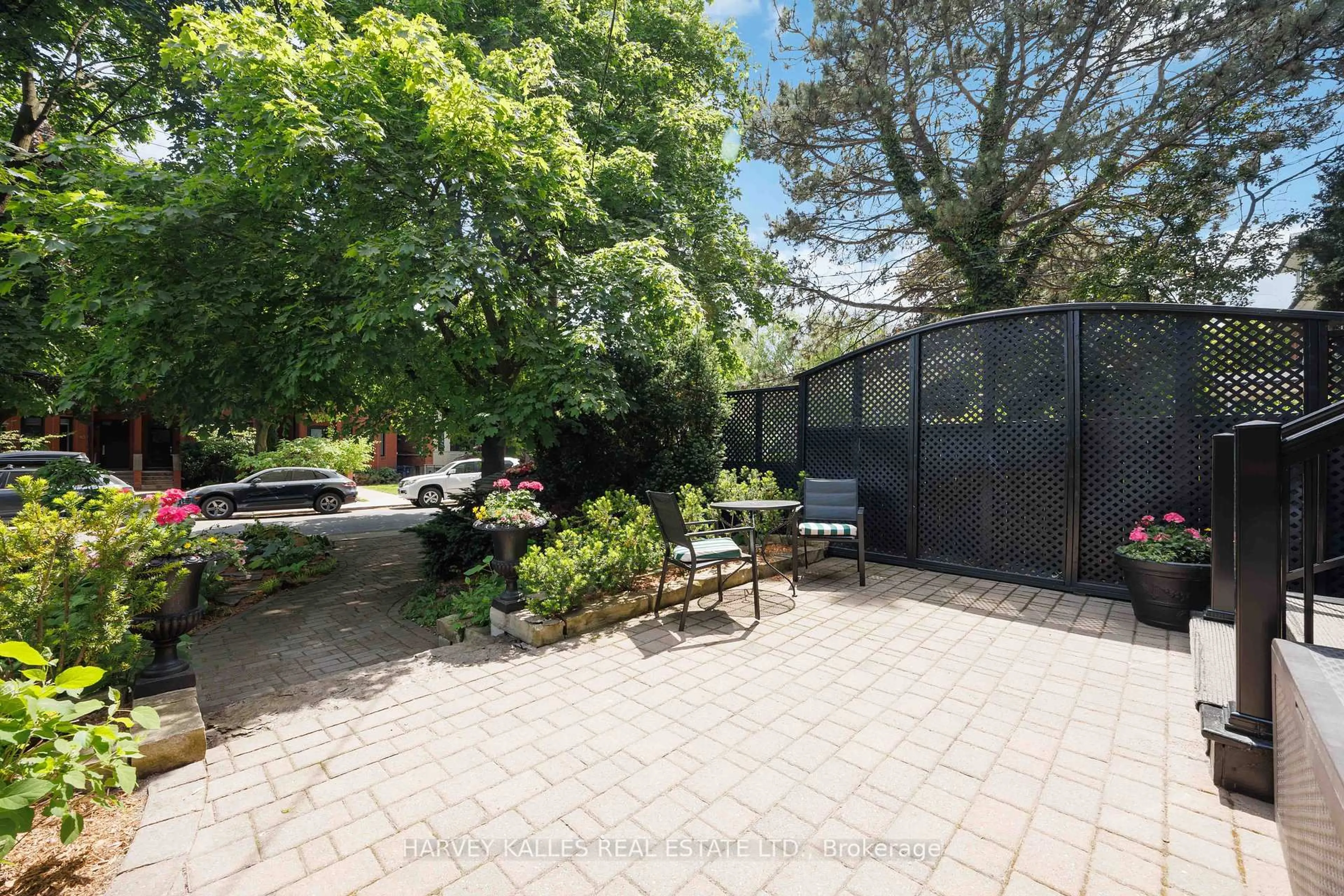 Patio, street for 110 Cottingham St, Toronto Ontario M4V 1C1
