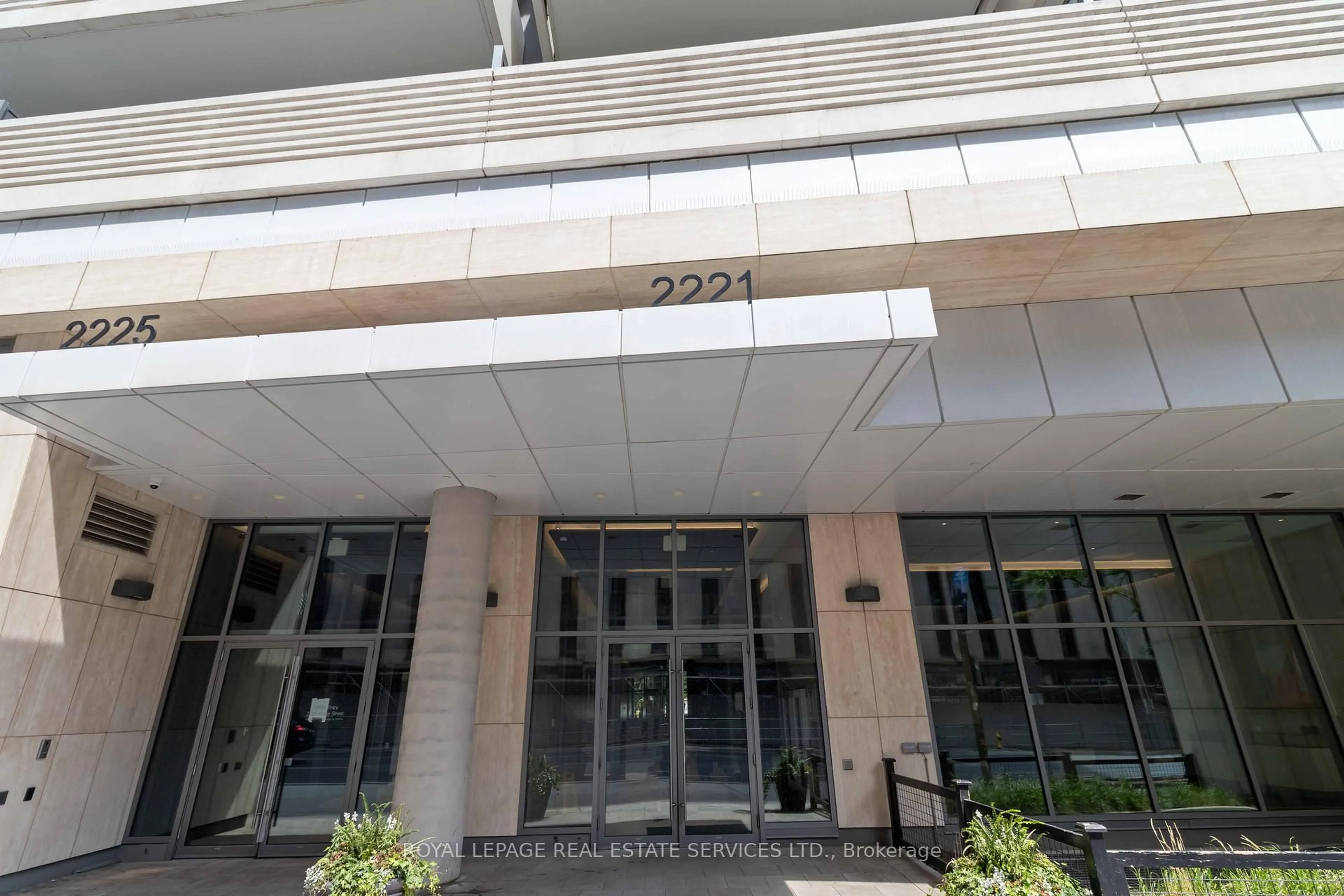 Indoor foyer for 2221 Yonge St #2607, Toronto Ontario M4S 0B8