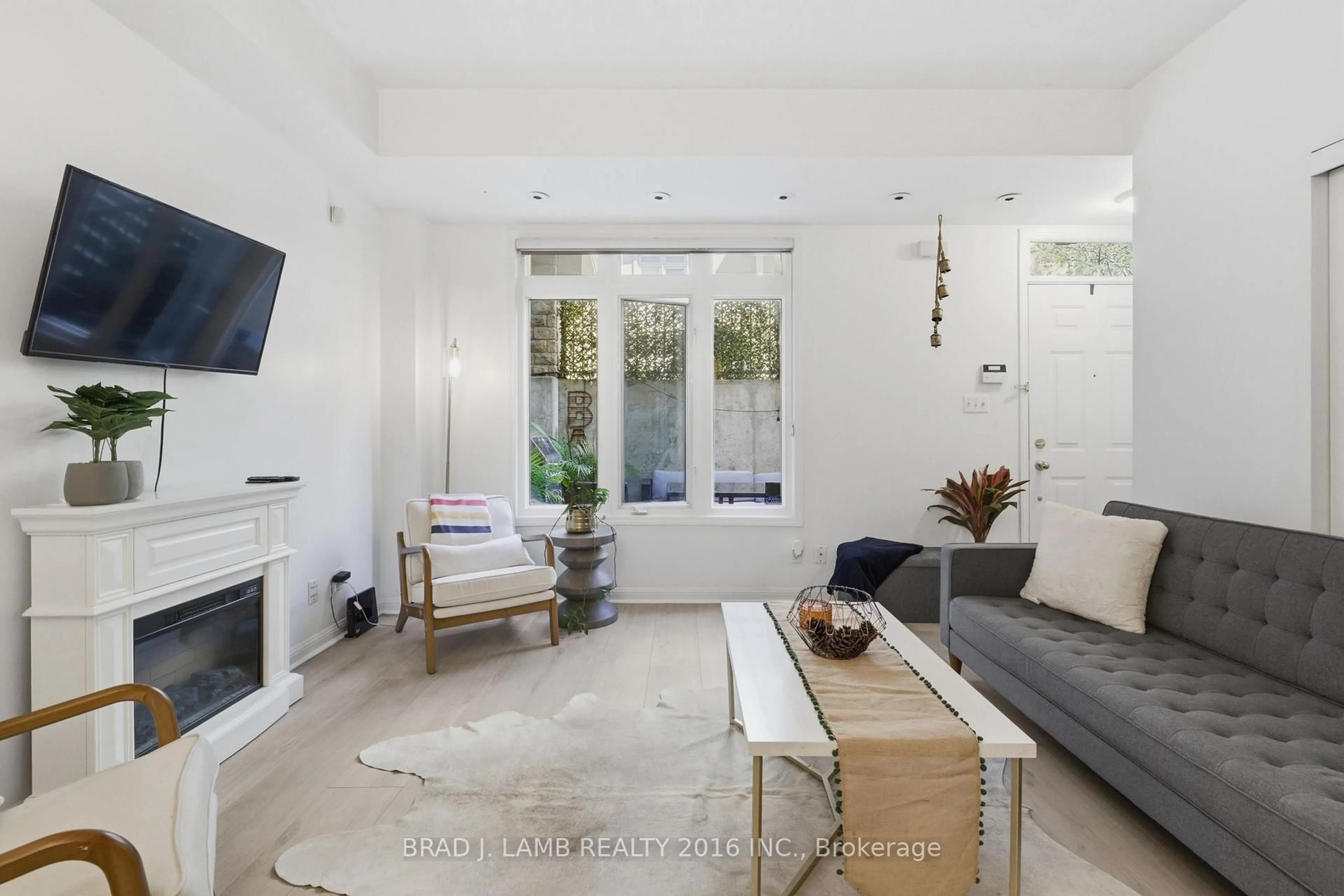 Living room with furniture, unknown for 80 Carr St #29, Toronto Ontario M5T 1B7