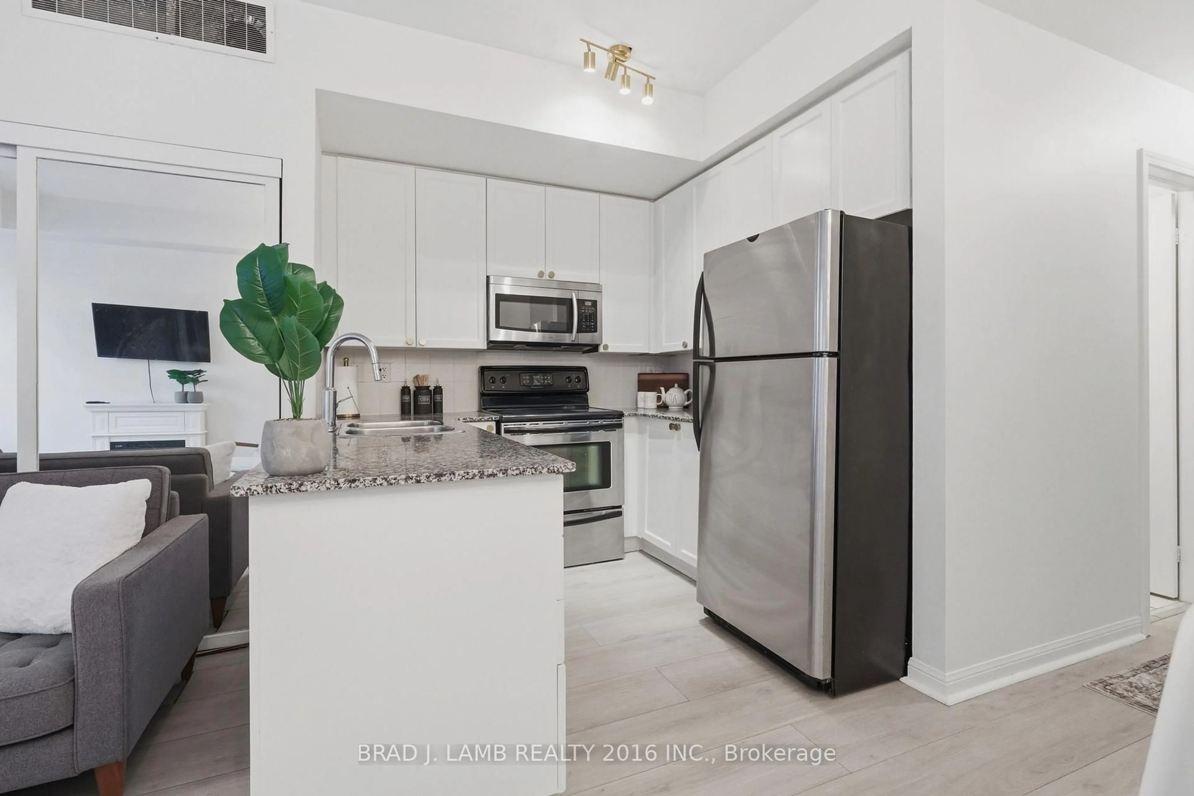 Standard kitchen, ceramic/tile floor for 80 Carr St #29, Toronto Ontario M5T 1B7
