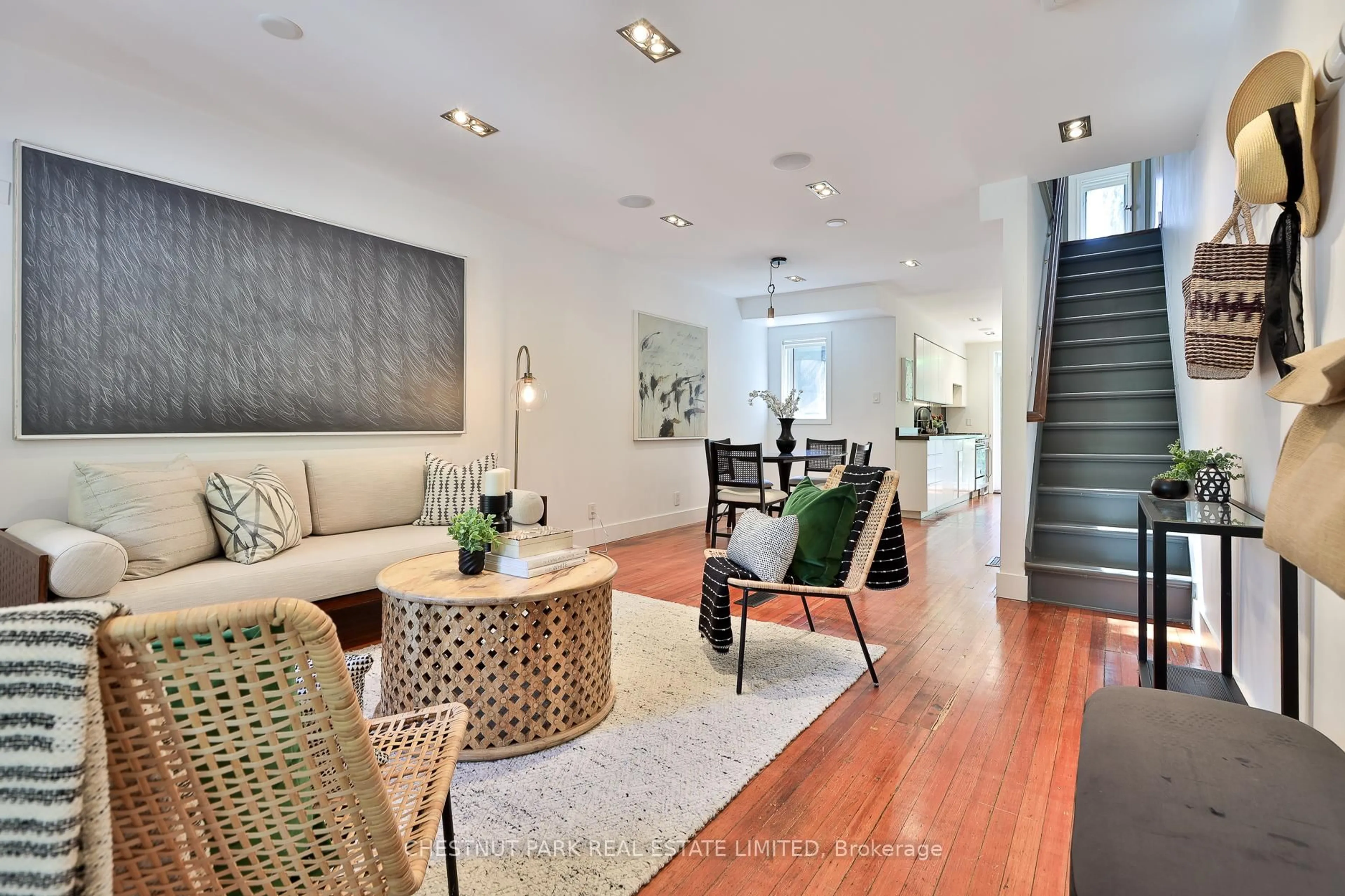 Living room with furniture, unknown for 589 Wellington St, Toronto Ontario M5V 1G3