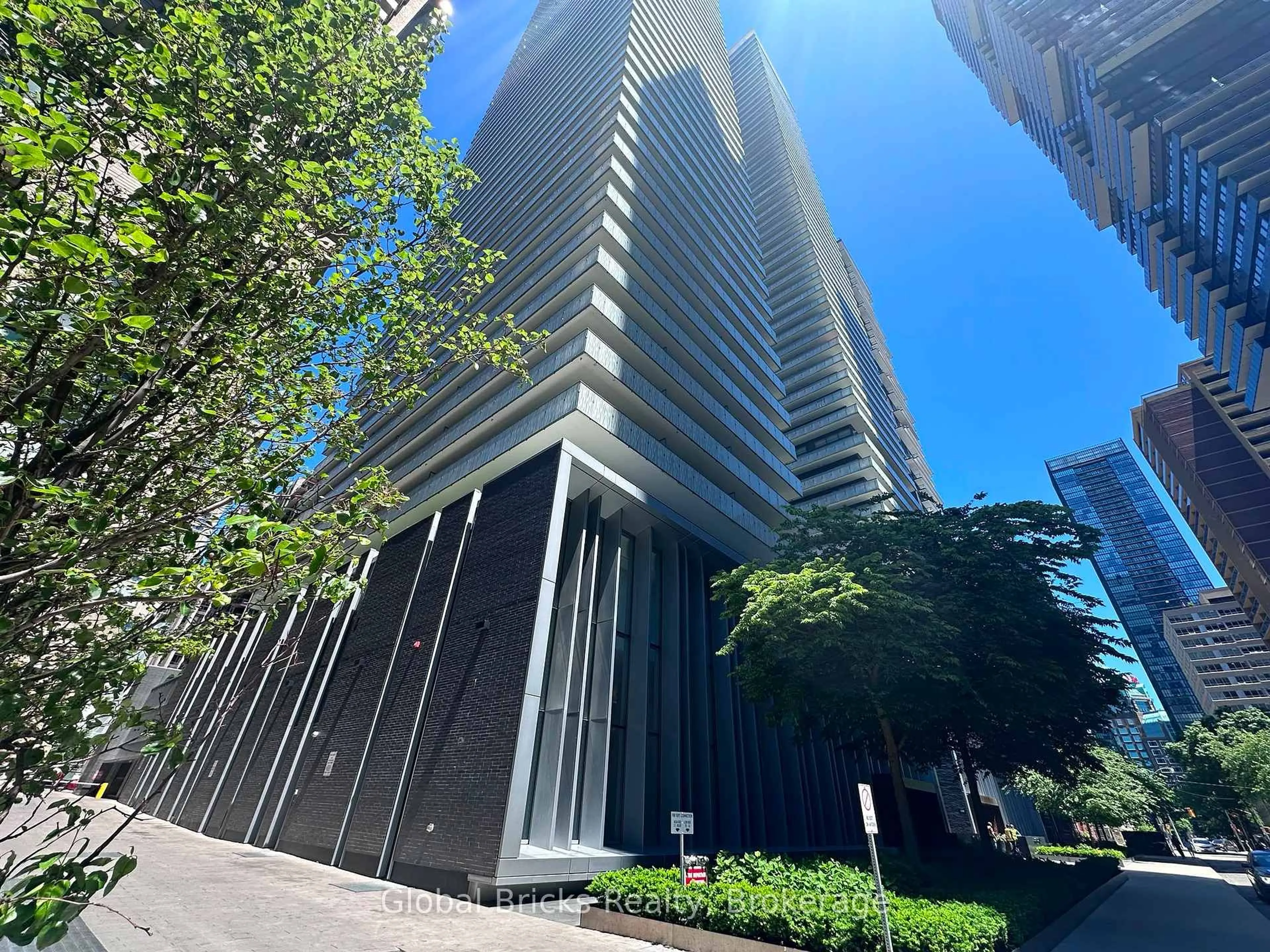 Indoor foyer for 42 Charles St #2509, Toronto Ontario M4Y 1N3