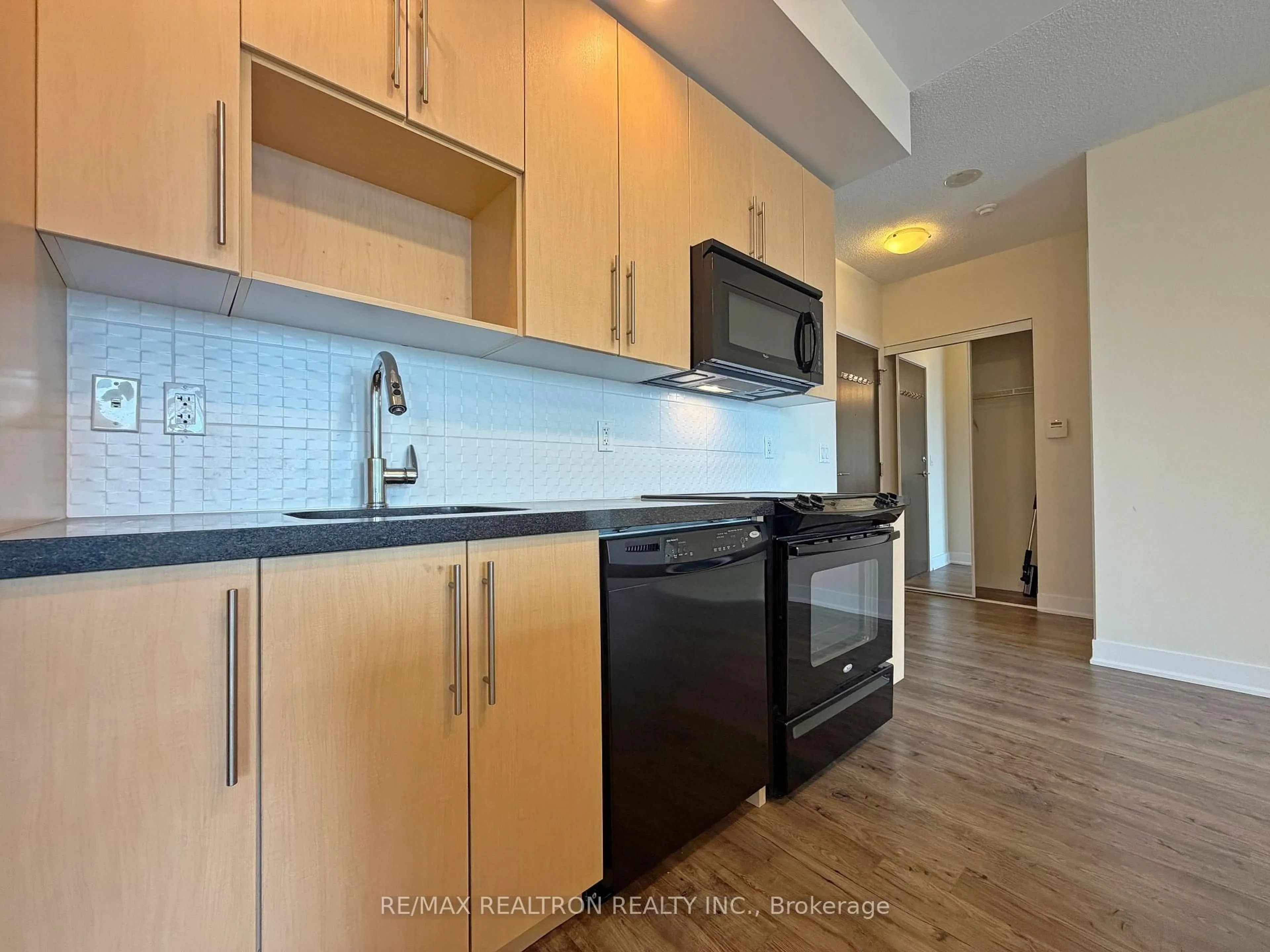 Standard kitchen, unknown for 28 Linden St #605, Toronto Ontario M4Y 0A4