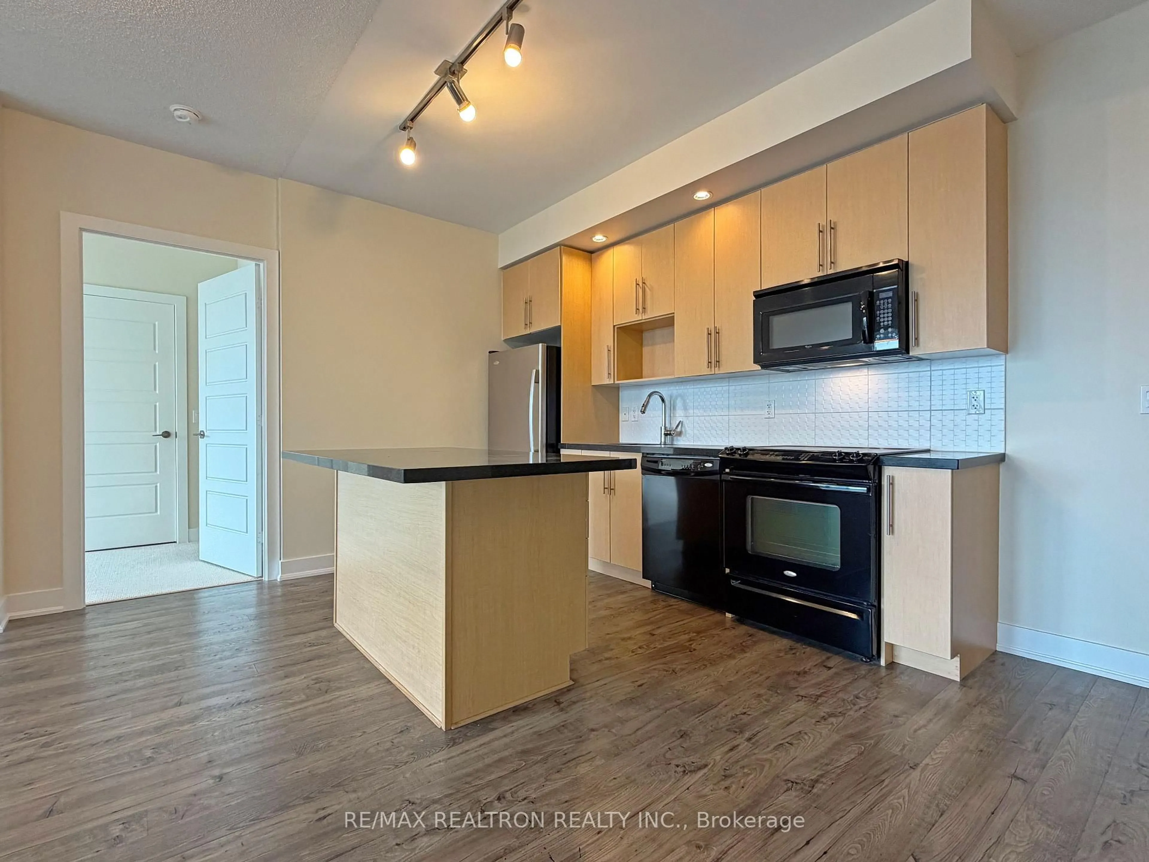 Open concept kitchen, wood/laminate floor for 28 Linden St #605, Toronto Ontario M4Y 0A4