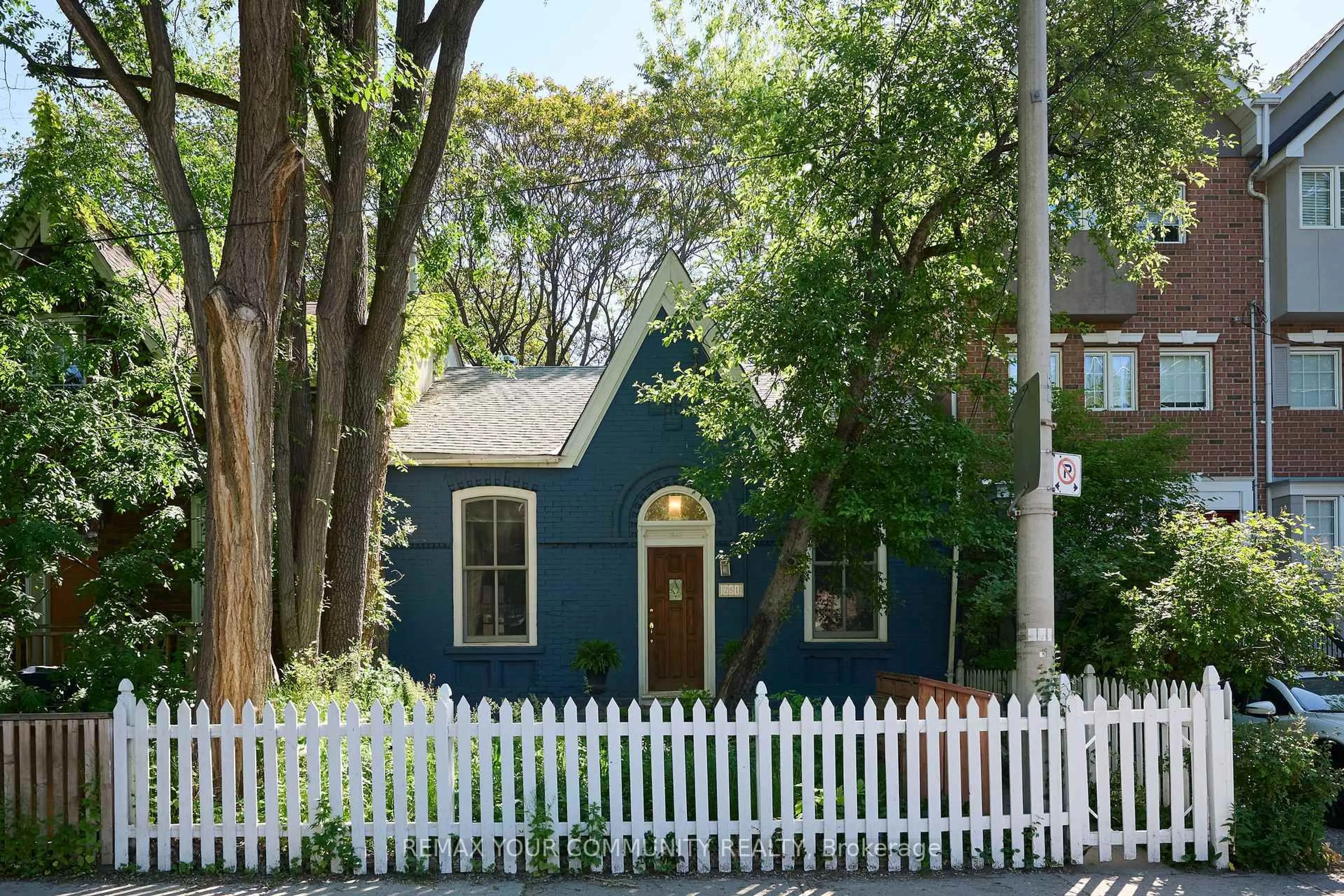 Home with vinyl exterior material, street for 251 Berkeley St, Toronto Ontario M5A 2X3