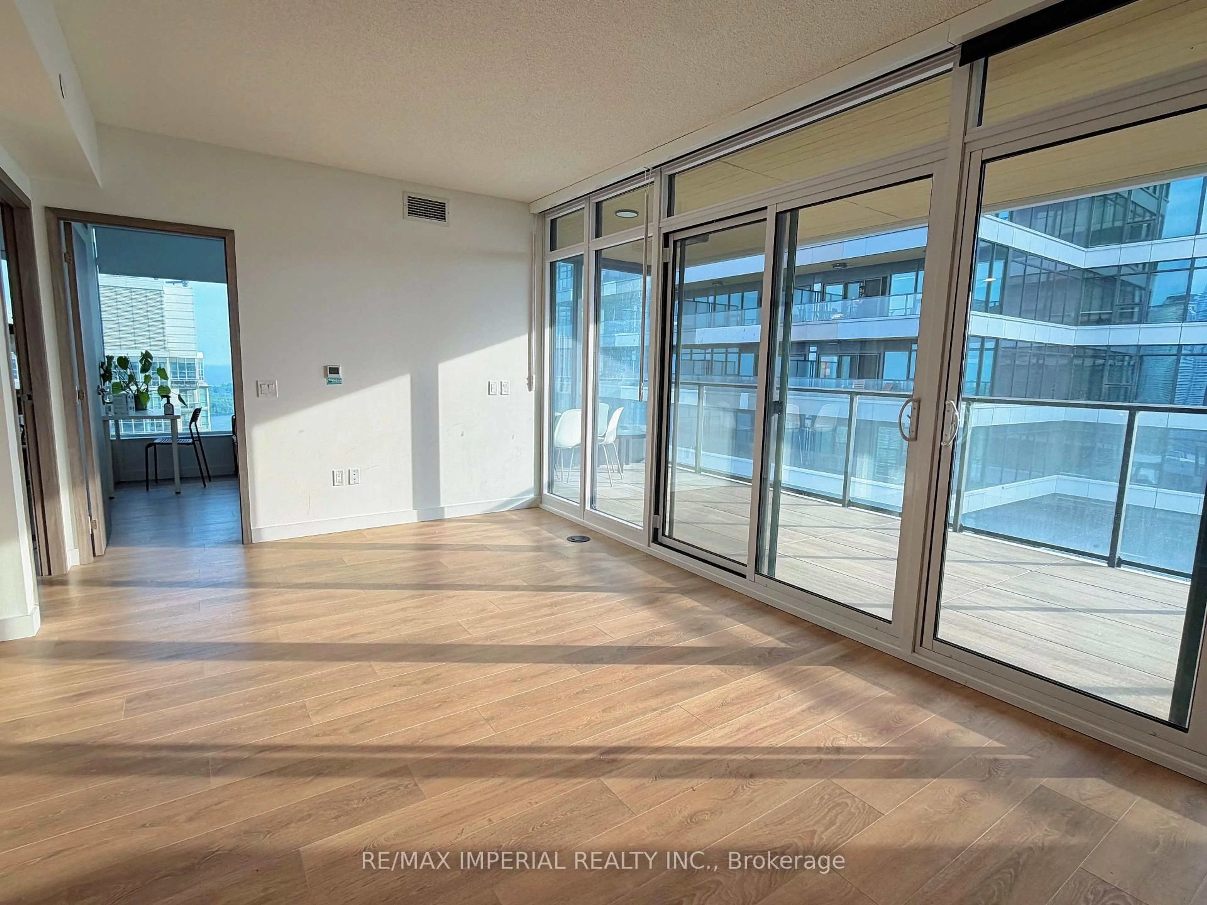 A pic of a room for 1 Concord cityplace Way #4210, Toronto Ontario M5V 0X3