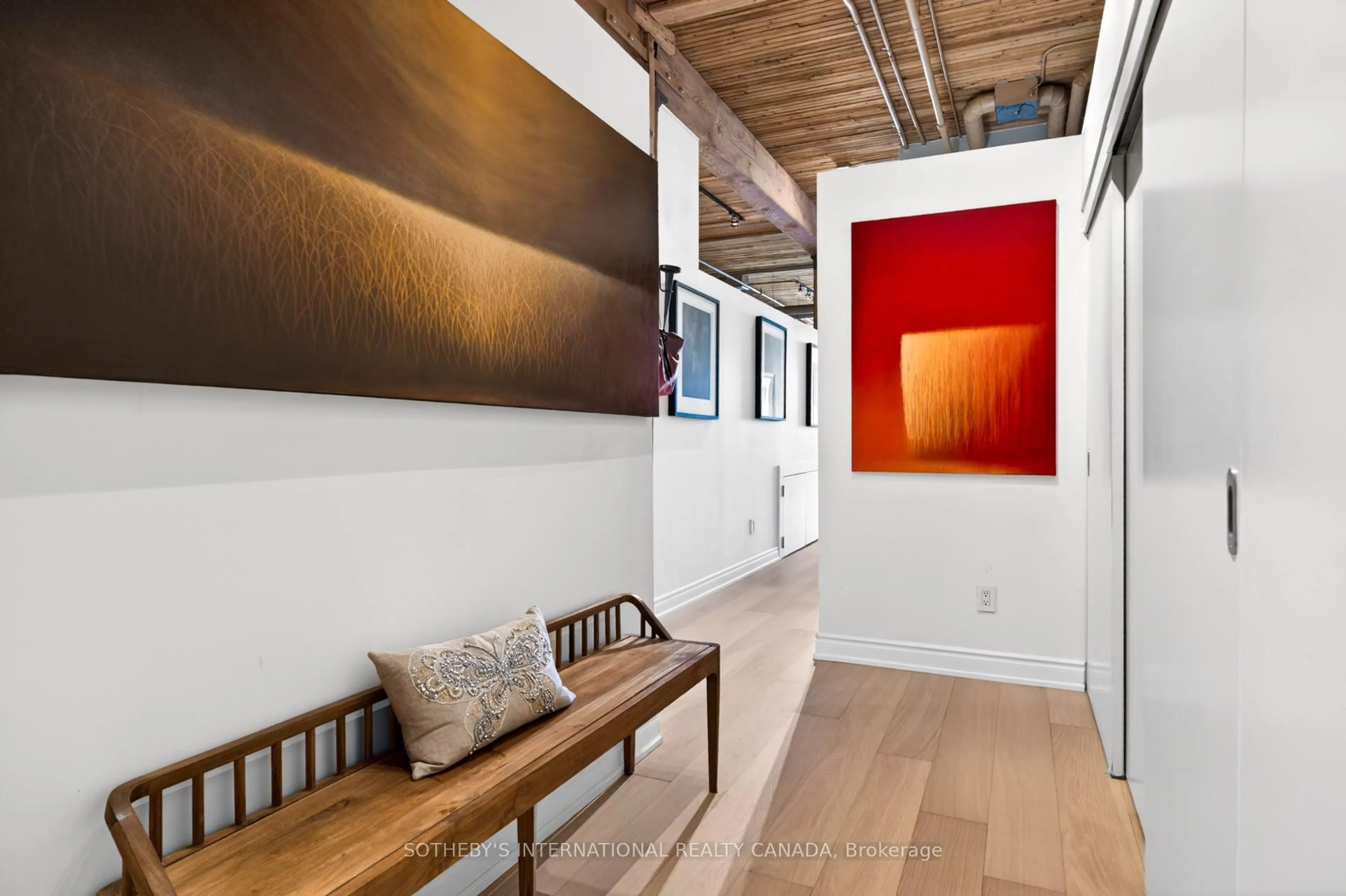Indoor entryway for 993 Queen St #404, Toronto Ontario M6J 1H2