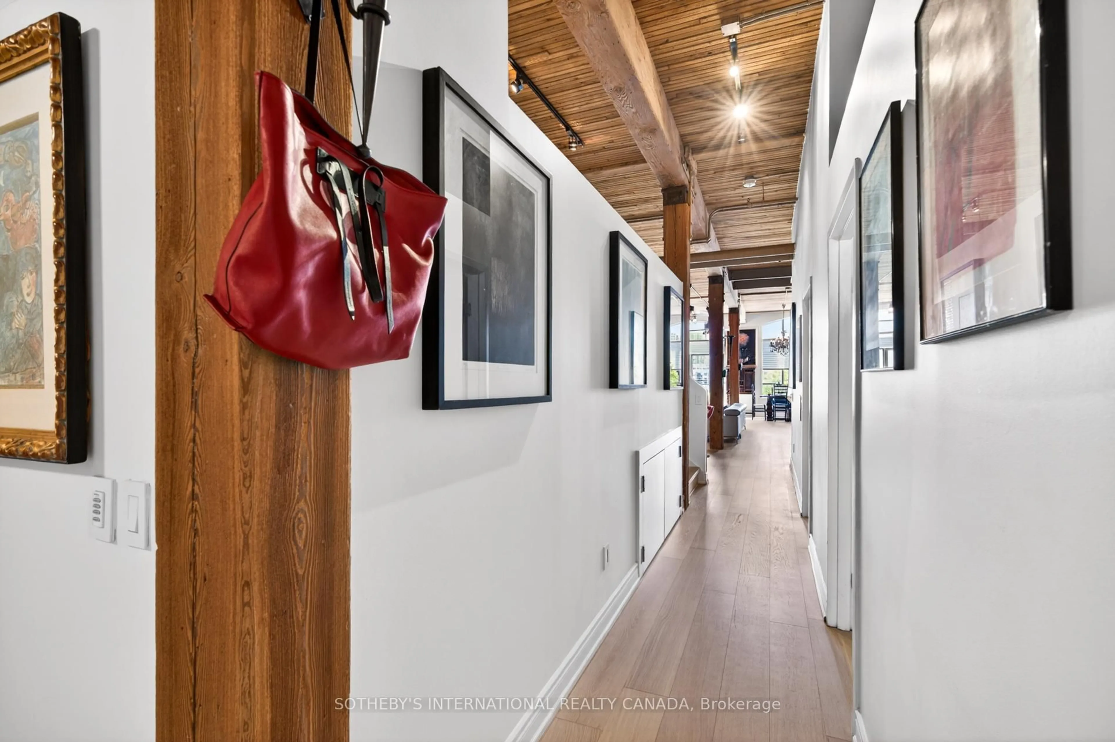 Indoor foyer for 993 Queen St #404, Toronto Ontario M6J 1H2