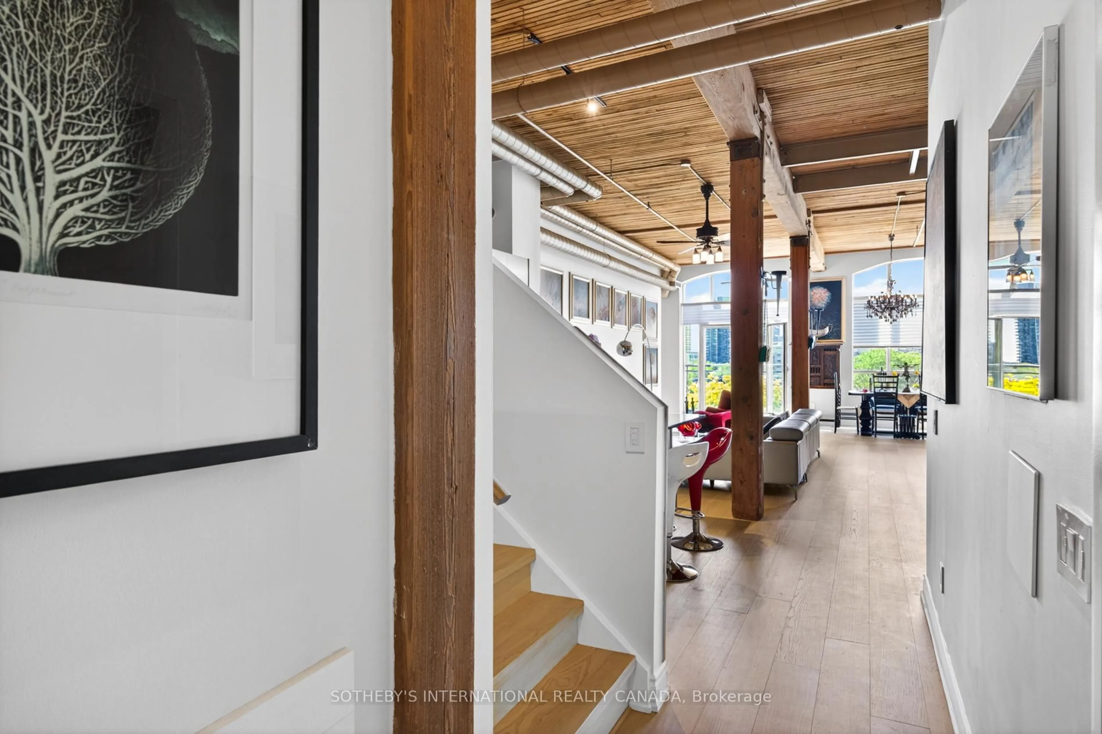Indoor foyer for 993 Queen St #404, Toronto Ontario M6J 1H2