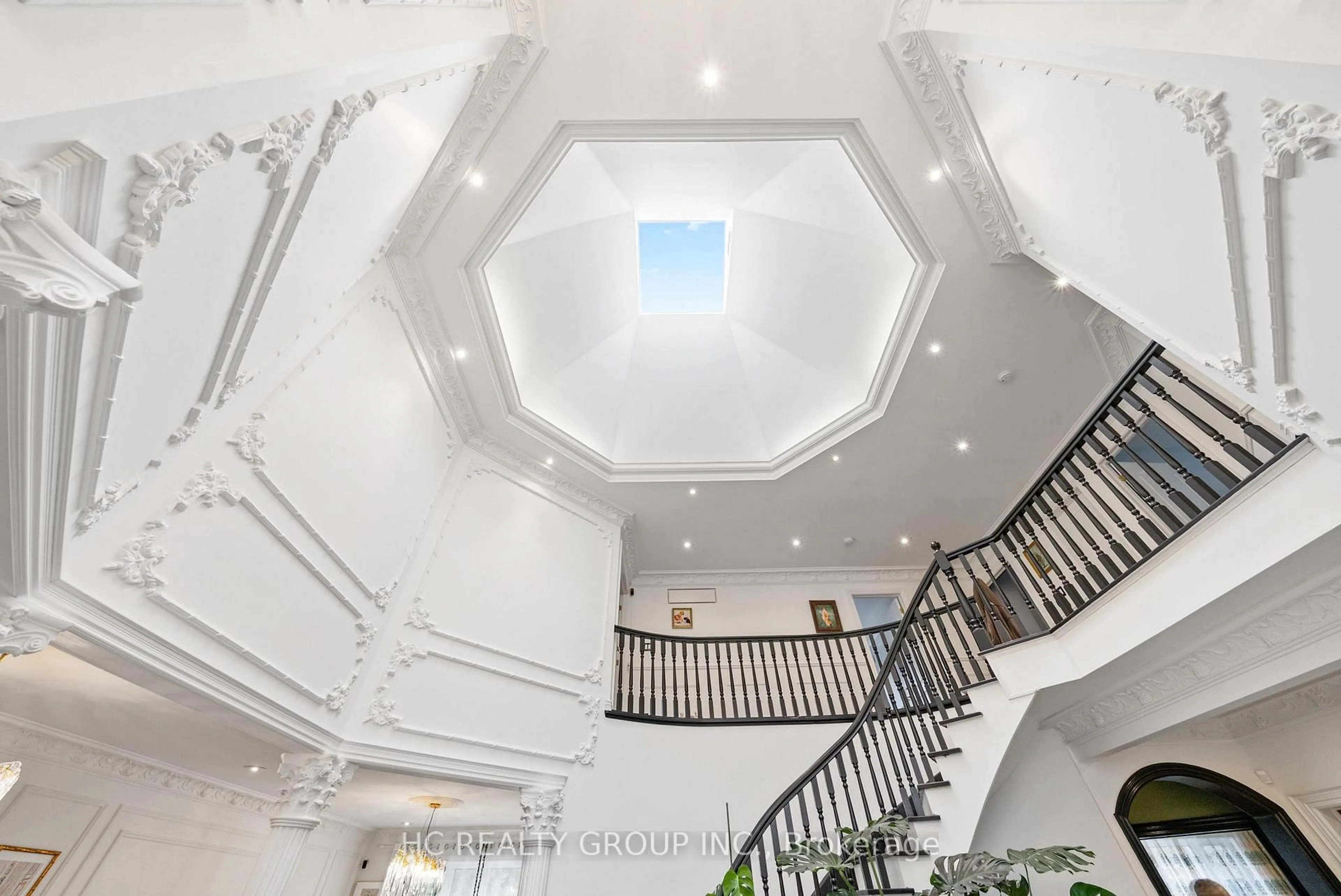 Indoor foyer for 156 Burbank Dr, Toronto Ontario M2K 1P1