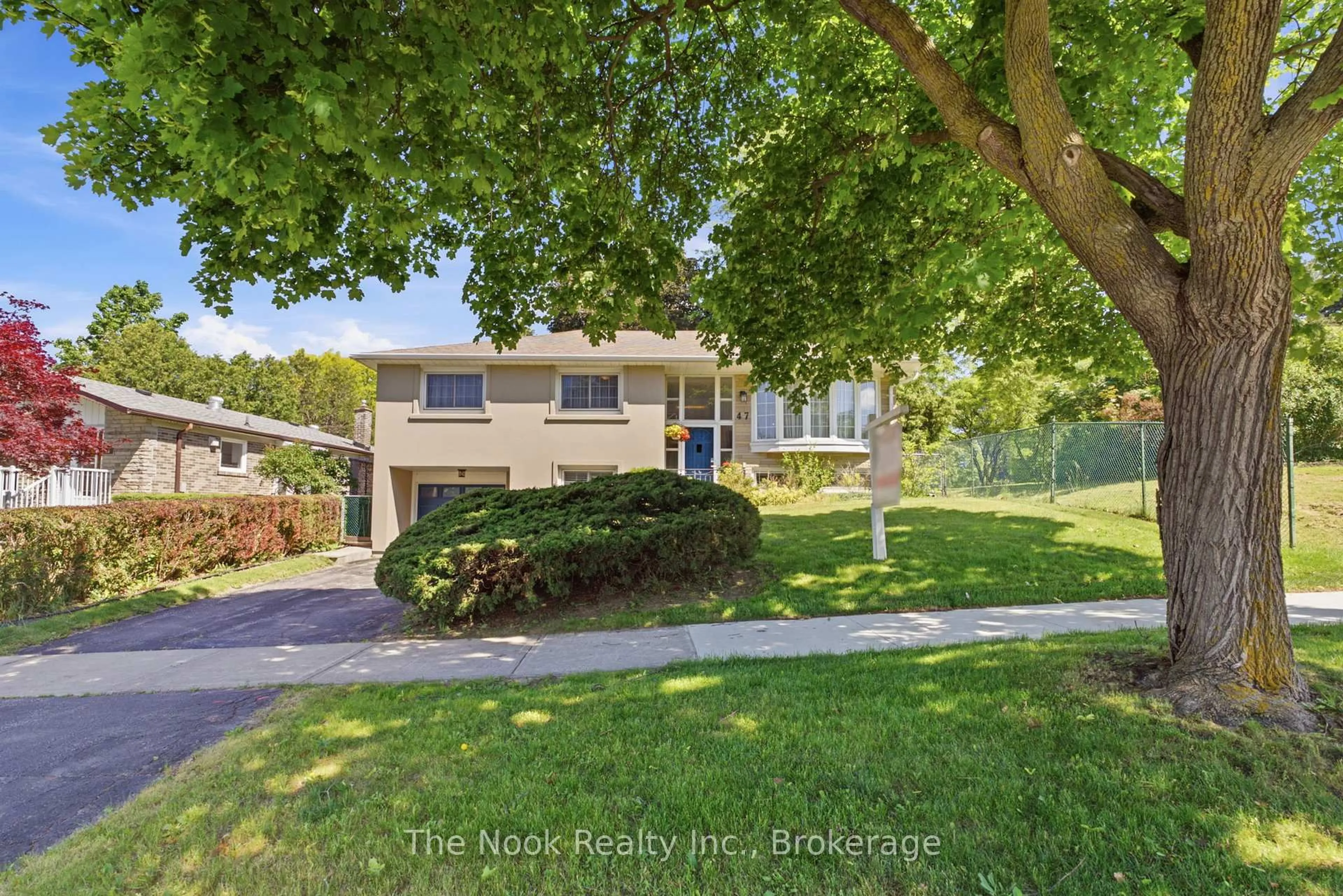 A pic from outside/outdoor area/front of a property/back of a property/a pic from drone, street for 47 Cresthaven Dr, Toronto Ontario M2H 1L9