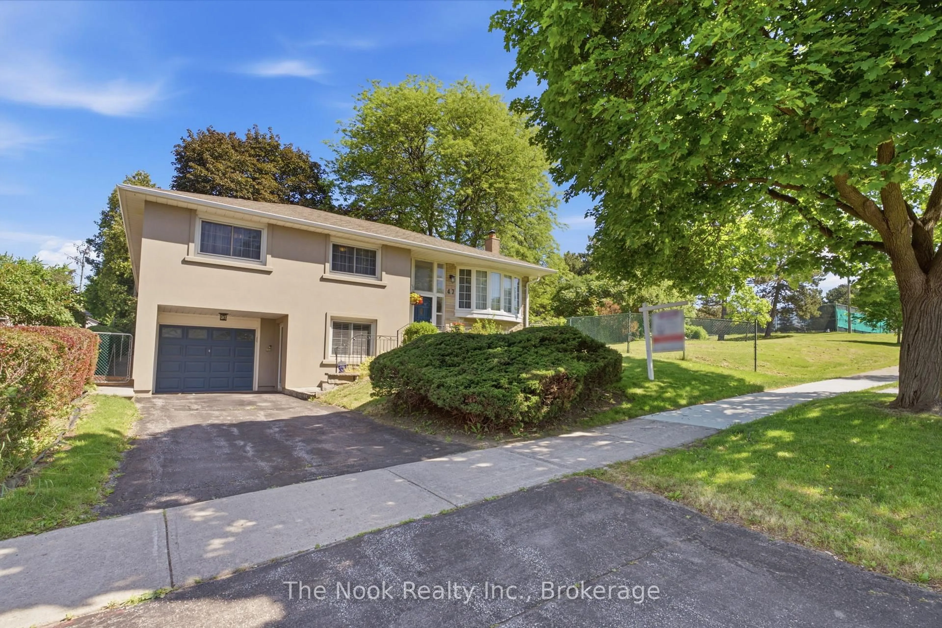 A pic from outside/outdoor area/front of a property/back of a property/a pic from drone, street for 47 Cresthaven Dr, Toronto Ontario M2H 1L9