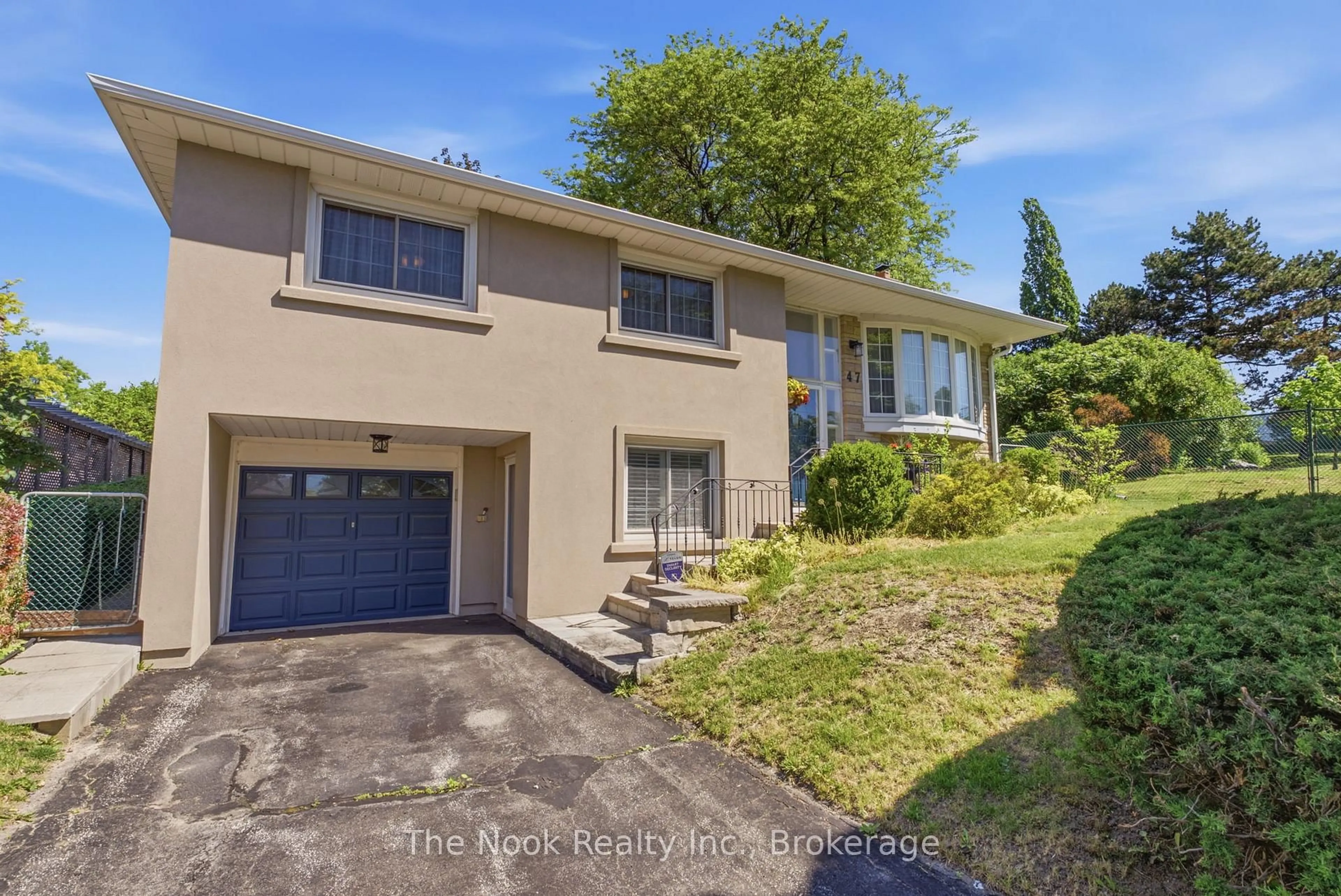 A pic from outside/outdoor area/front of a property/back of a property/a pic from drone, street for 47 Cresthaven Dr, Toronto Ontario M2H 1L9