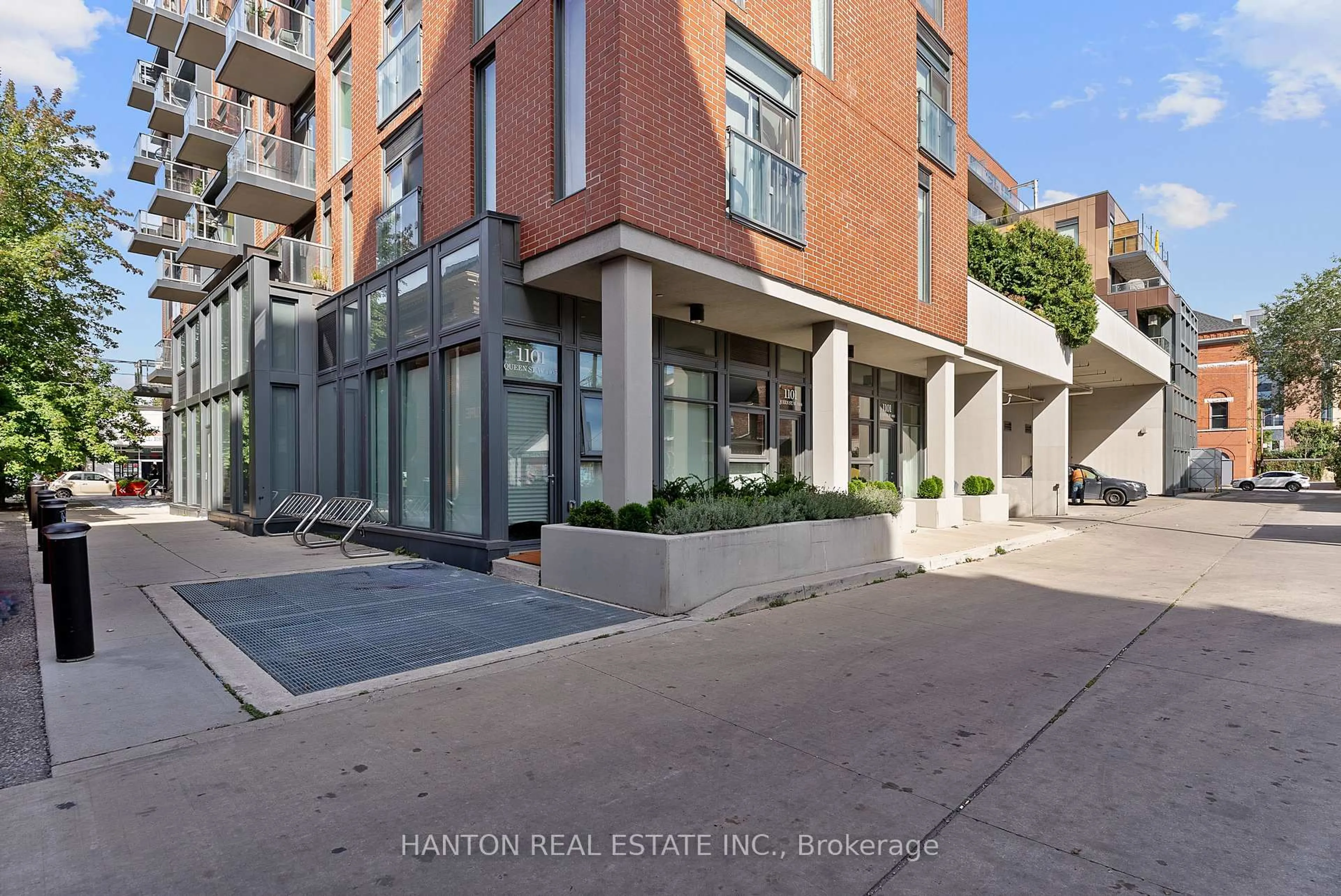Indoor foyer for 106 Dovercourt Rd #105, Toronto Ontario M6J 1J1