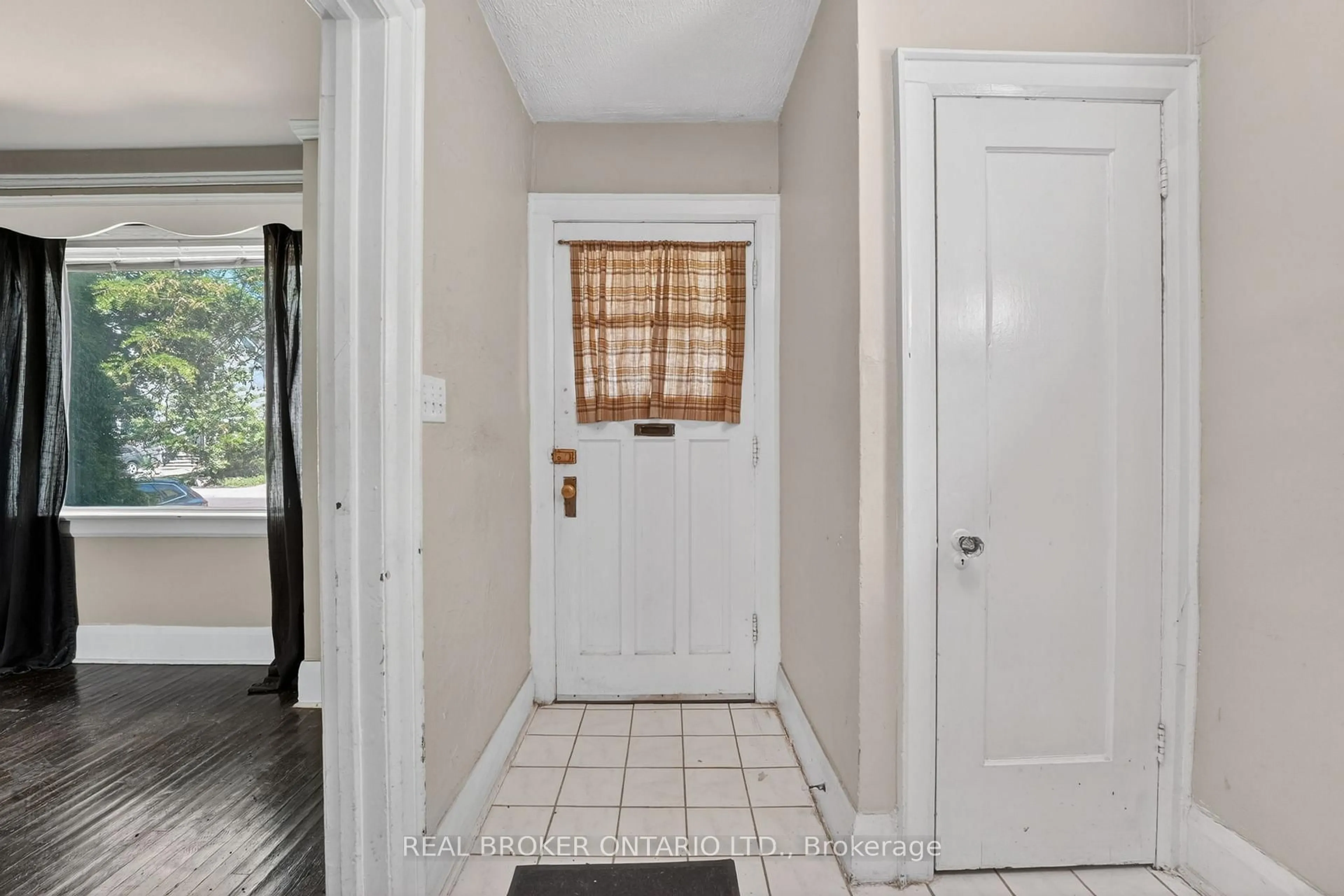 Indoor entryway for 271 Manor Rd, Toronto Ontario M4S 1S3