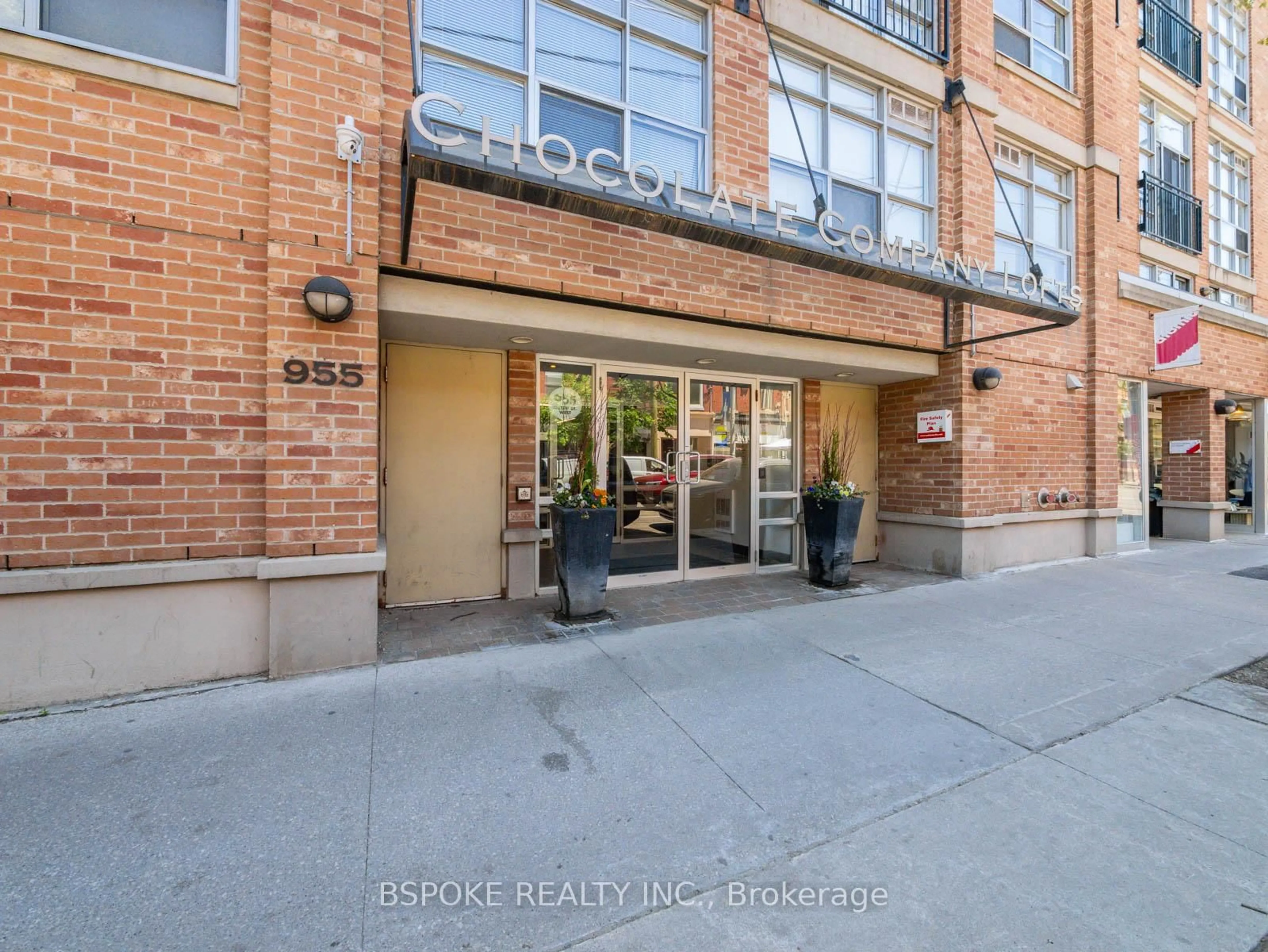 Indoor foyer for 955 Queen St #PH25, Toronto Ontario M6J 3X5