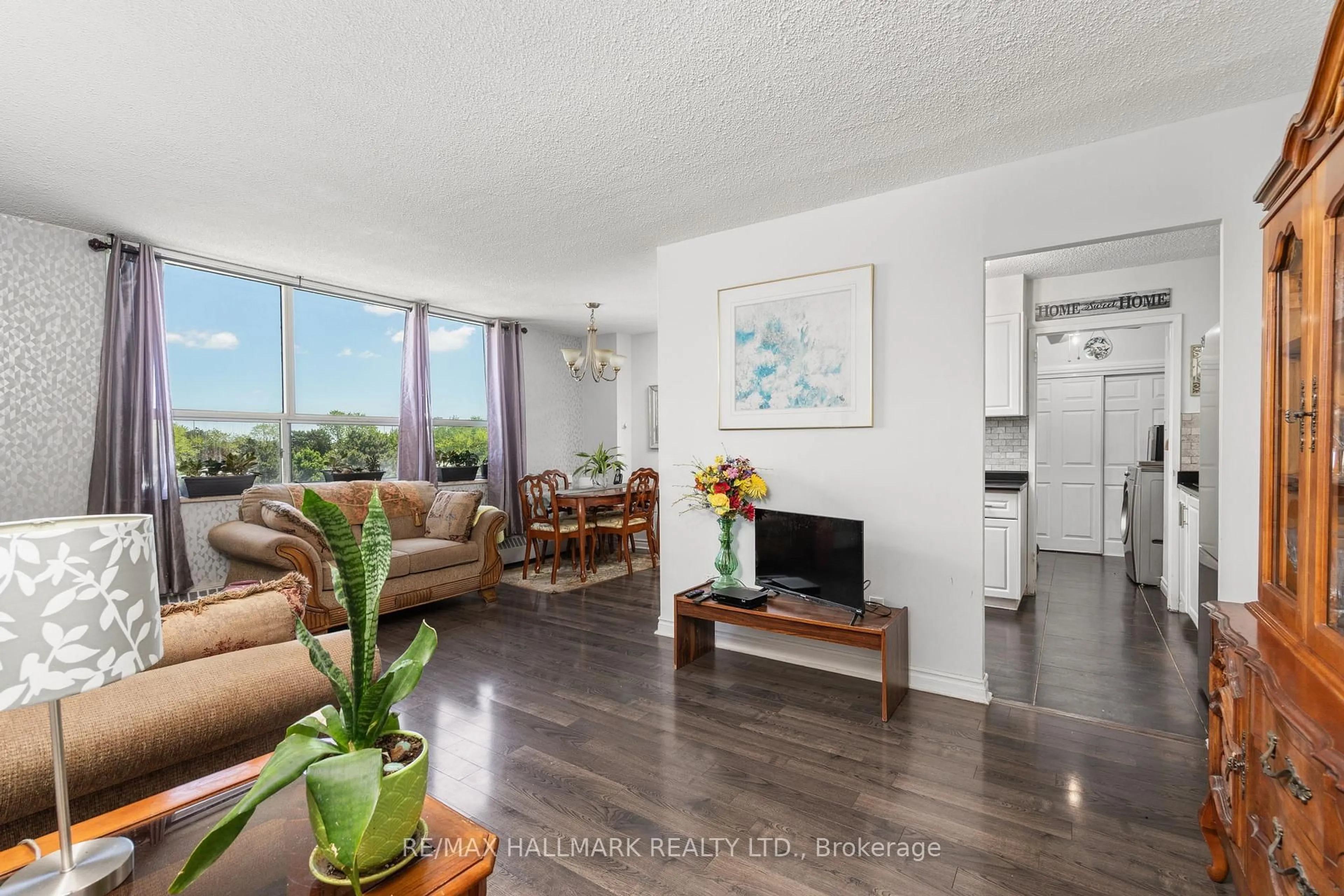 Living room with furniture, unknown for 5 Parkway Forest Dr #711, Toronto Ontario M2J 1L2