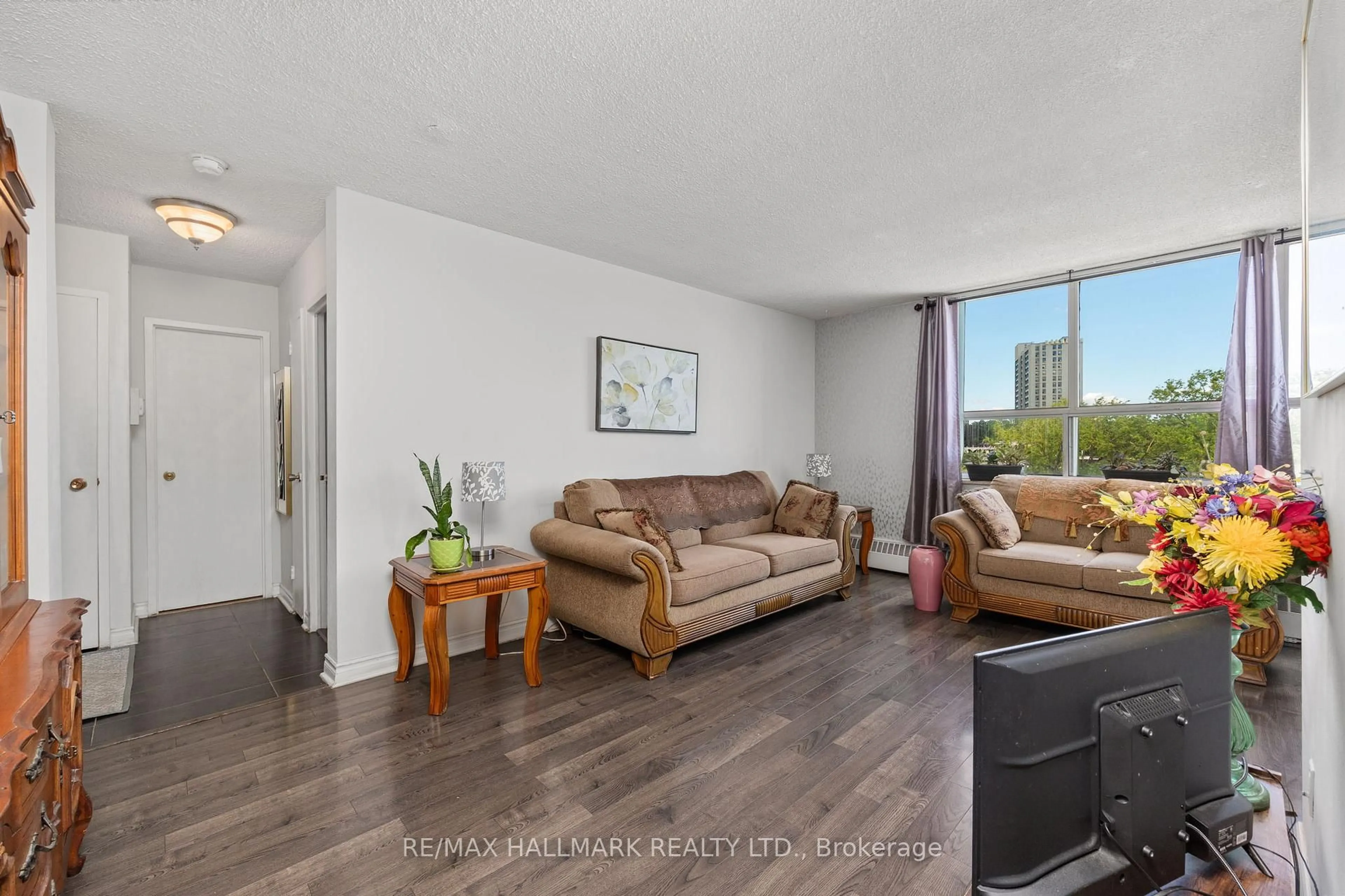 Living room with furniture, wood/laminate floor for 5 Parkway Forest Dr #711, Toronto Ontario M2J 1L2