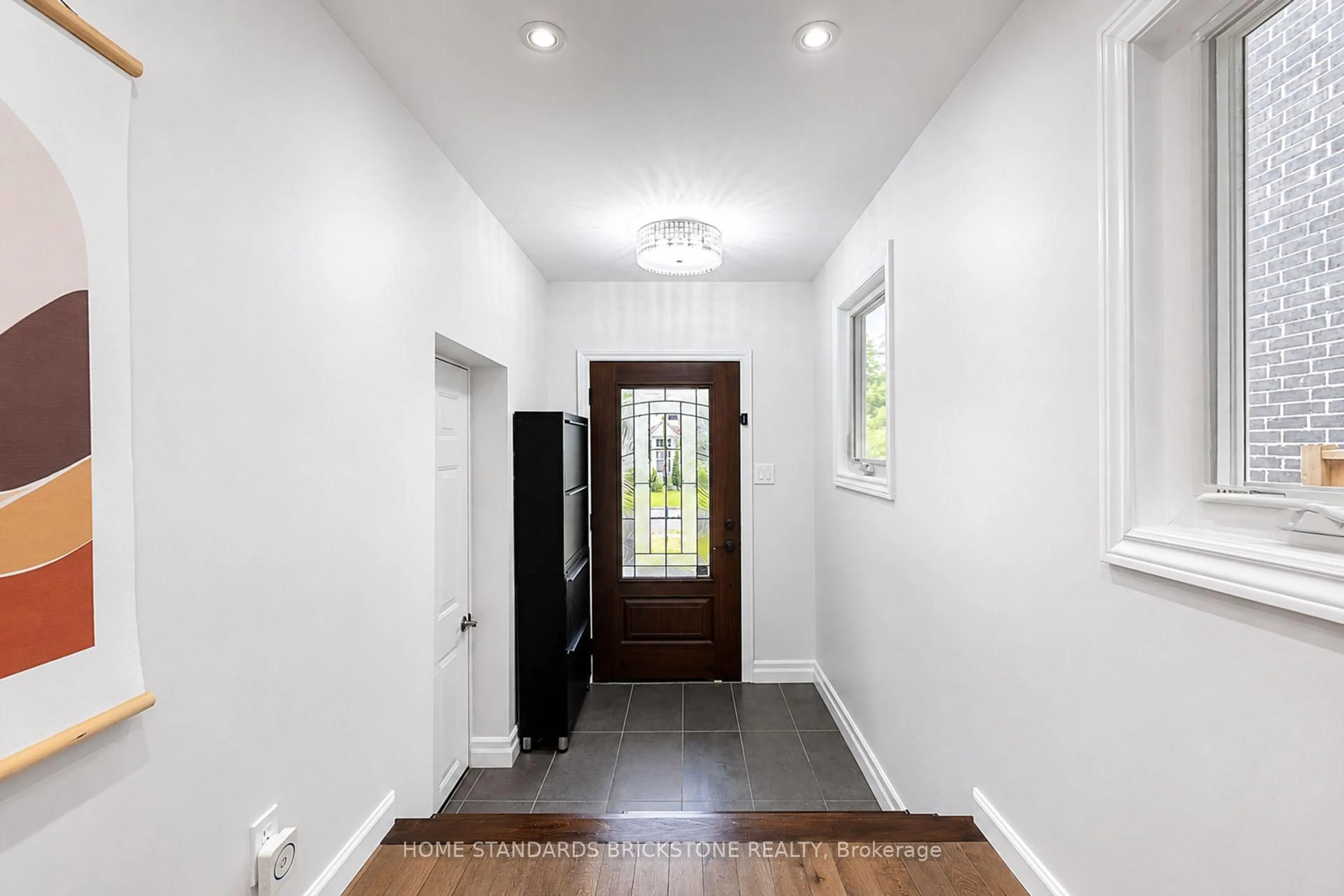 Indoor entryway for 60 Madawaska Ave, Toronto Ontario M2M 2R3