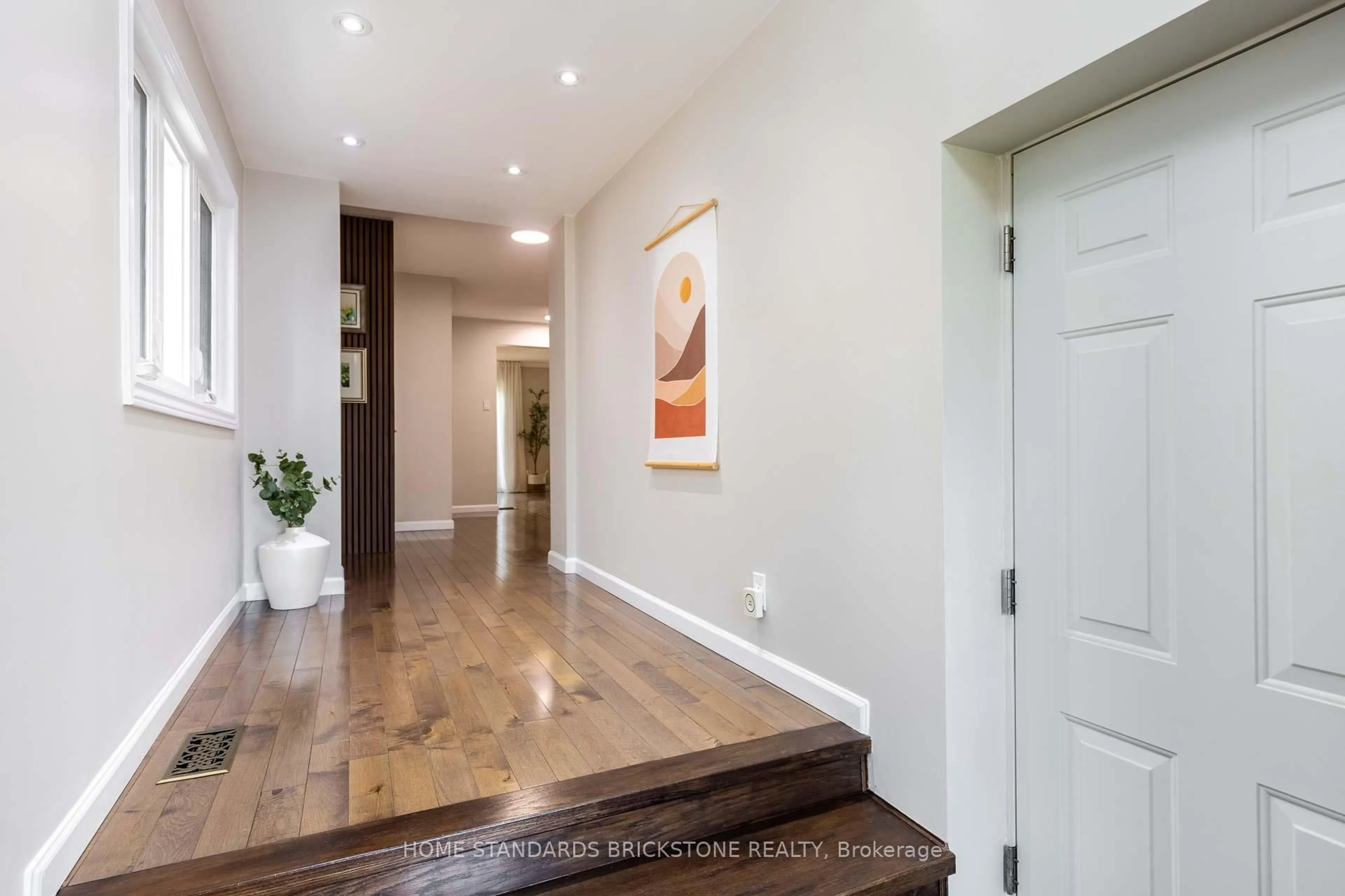 Indoor entryway for 60 Madawaska Ave, Toronto Ontario M2M 2R3