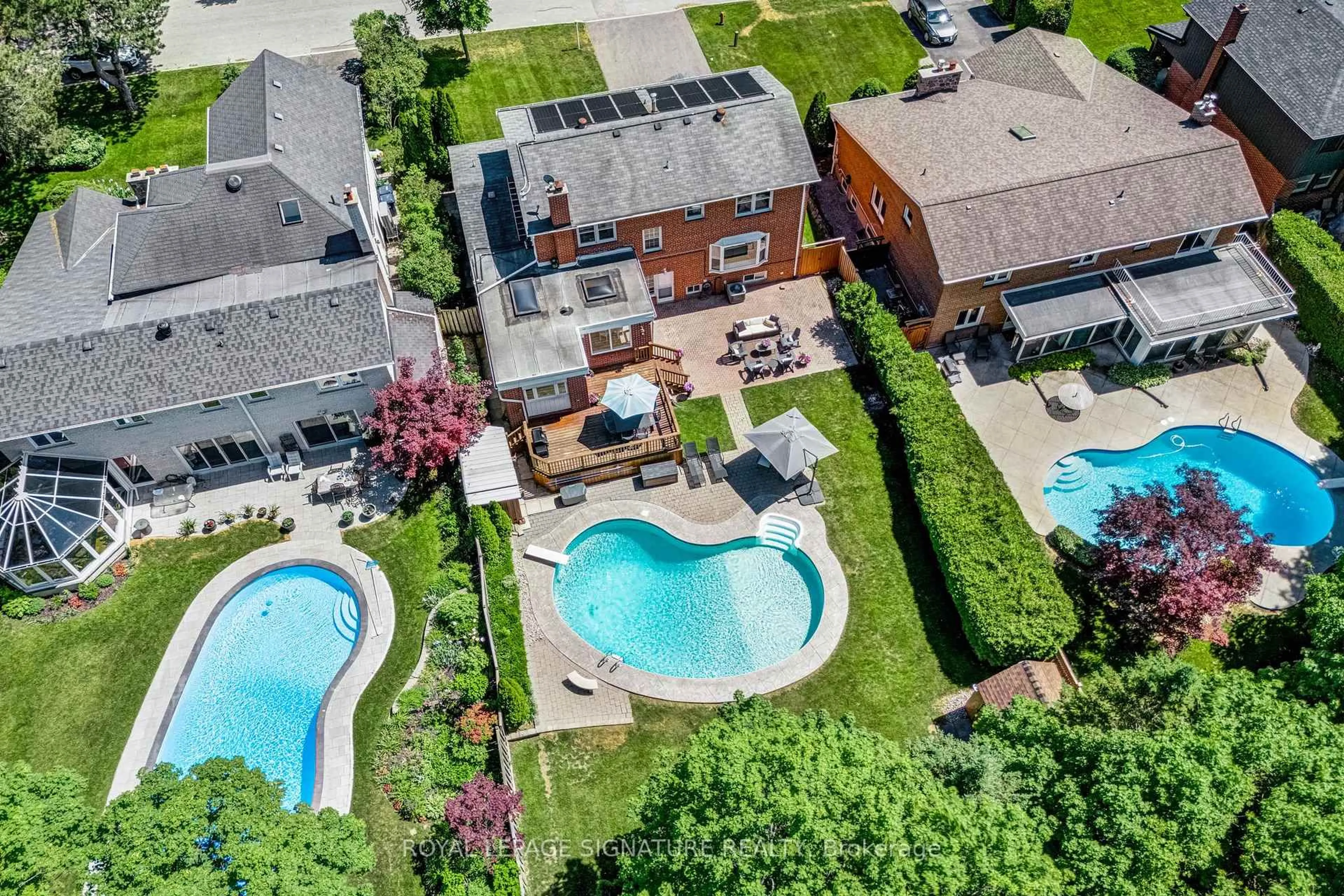 A pic from outside/outdoor area/front of a property/back of a property/a pic from drone, street for 14 Manorpark Crt, Toronto Ontario M2J 1A2
