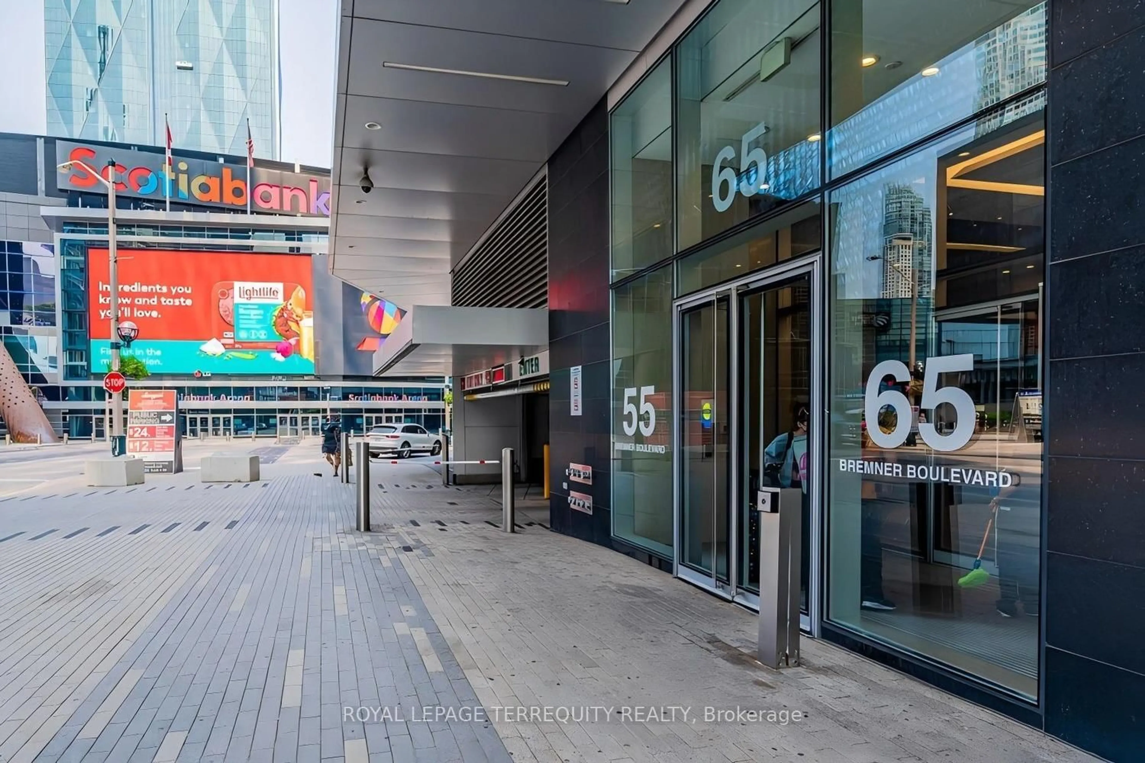 Indoor foyer for 55 Bremner Blvd #3111, Toronto Ontario M5J 0A6