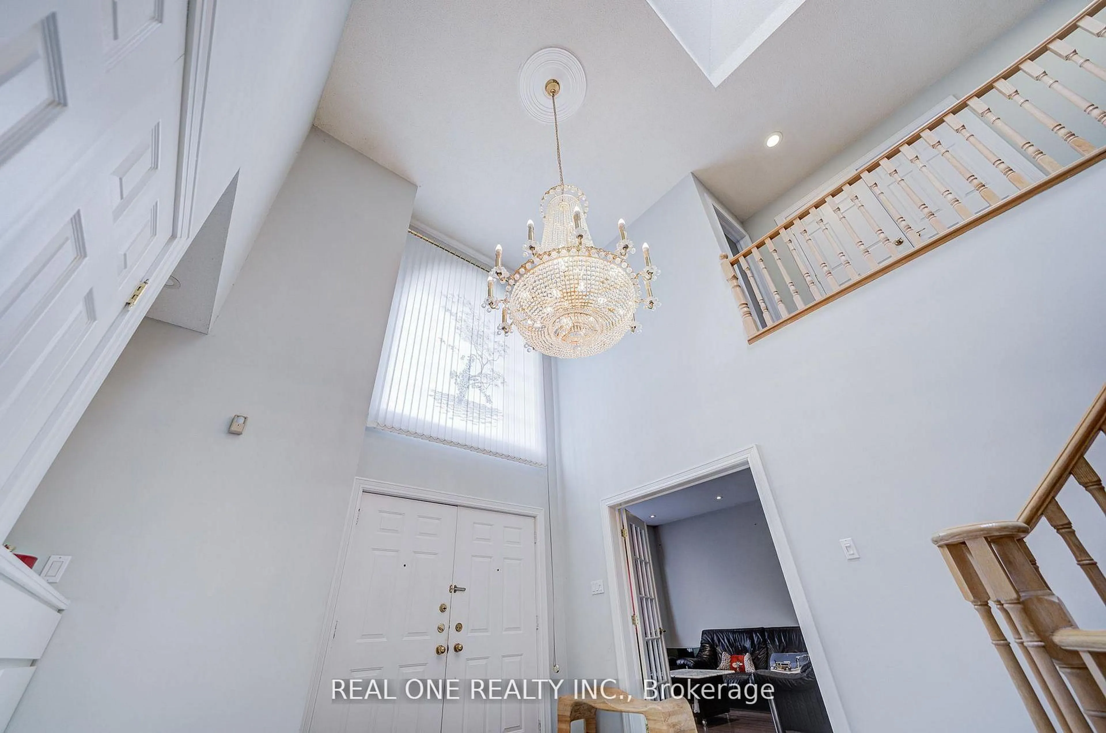 Indoor foyer for 261 Mckee Ave, Toronto Ontario M2N 4E2