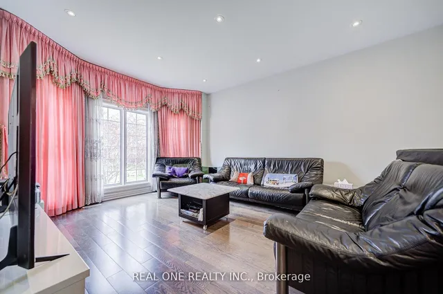 261 Mckee Ave, Toronto 5
