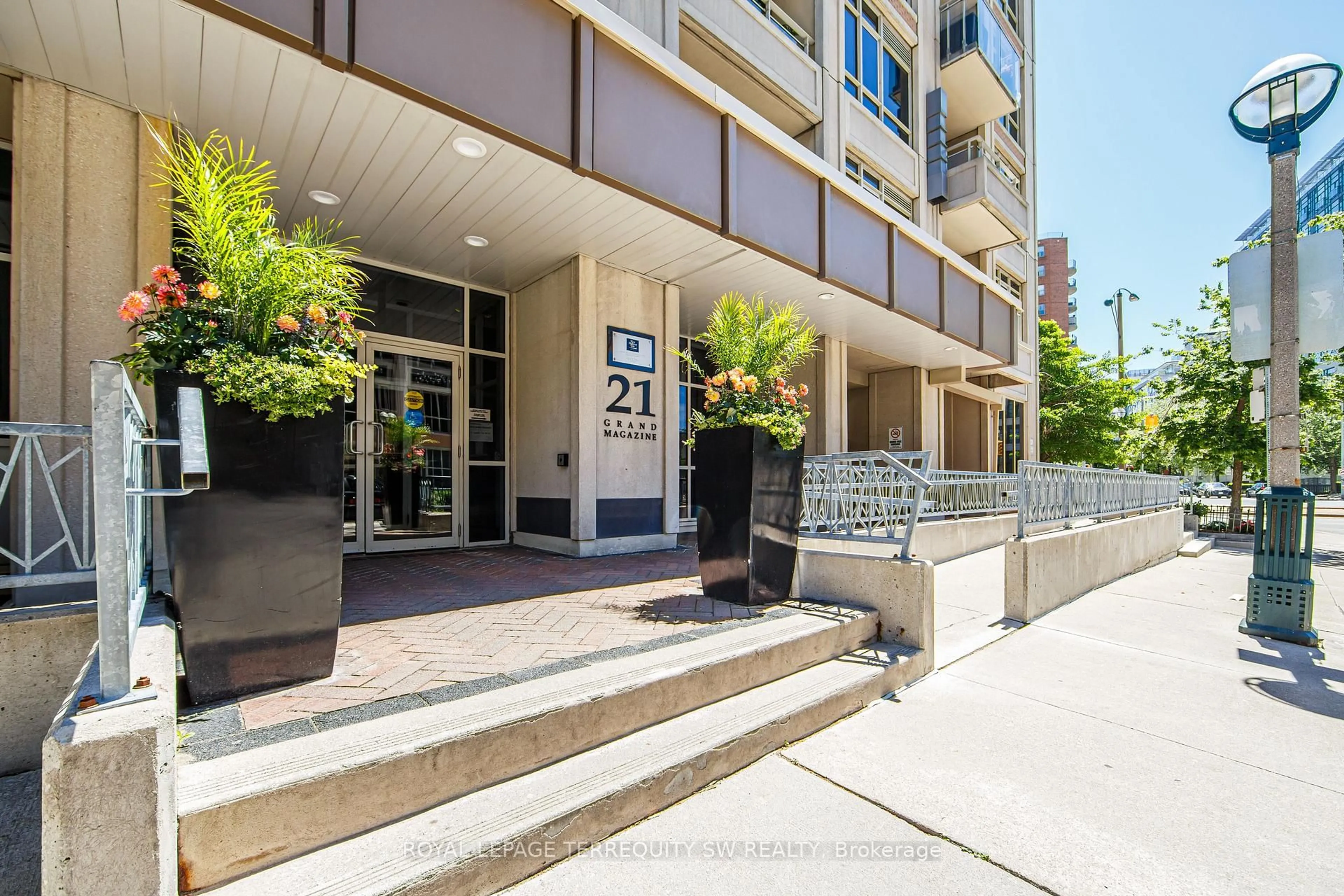 Indoor foyer for 21 Grand Magazine St #418, Toronto Ontario M5V 1B5