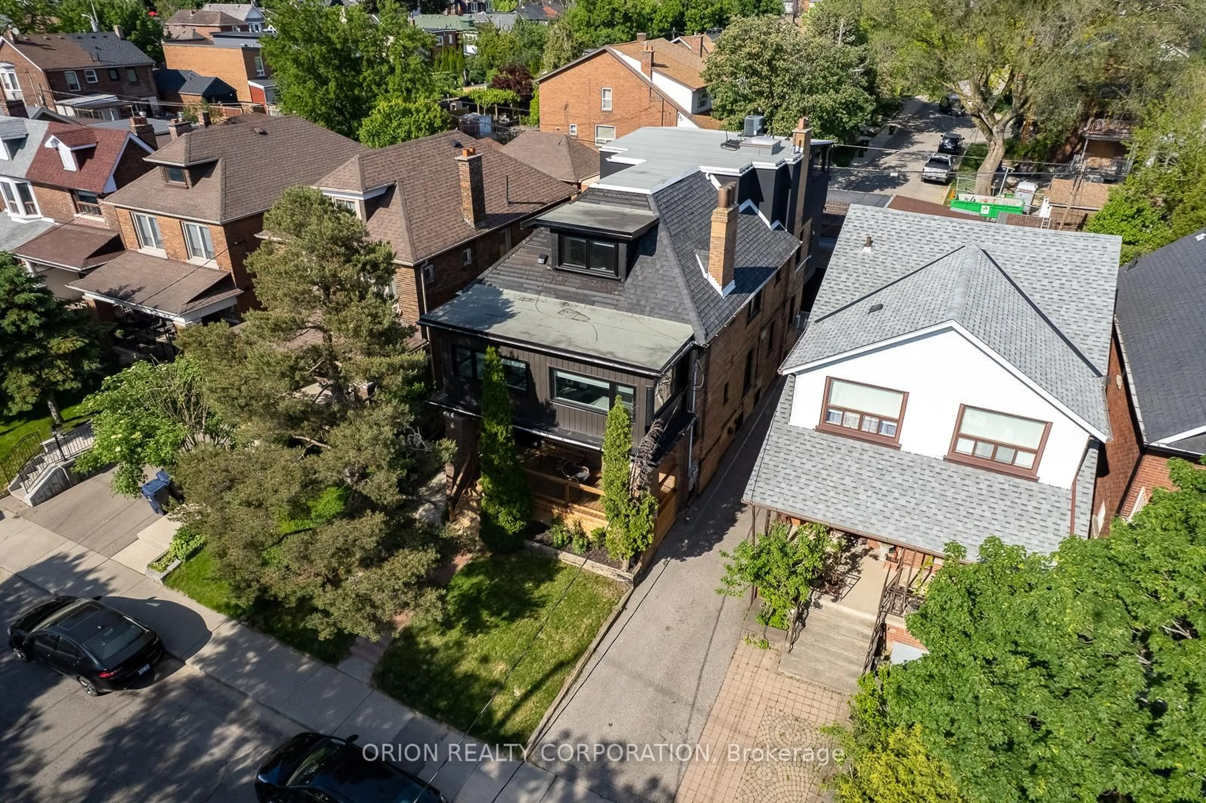 A pic from outside/outdoor area/front of a property/back of a property/a pic from drone, street for 185 Glenholme Ave, Toronto Ontario M6E 3C5