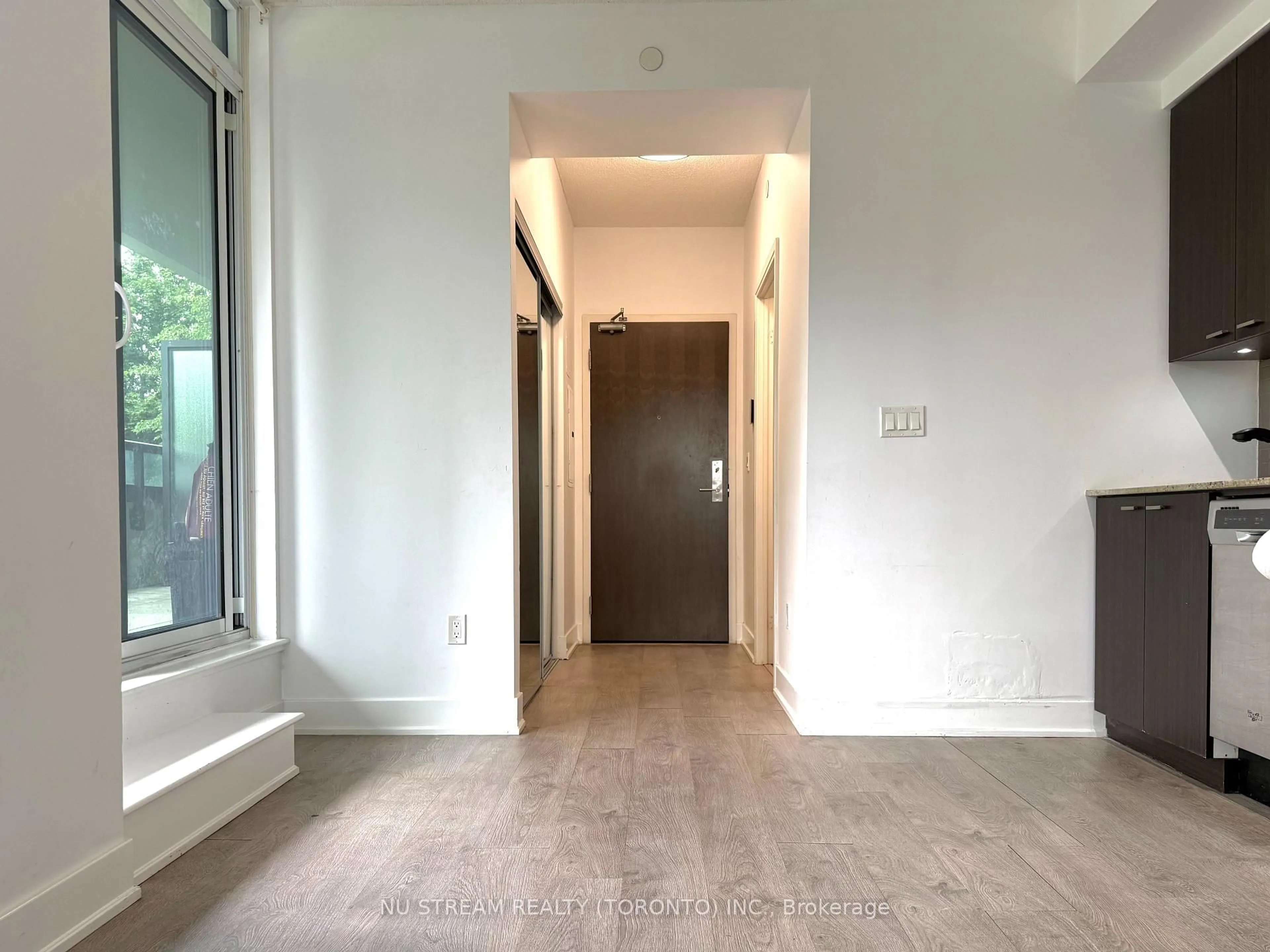 Indoor entryway for 88 Sheppard Ave #211, Toronto Ontario M2N 6Y2