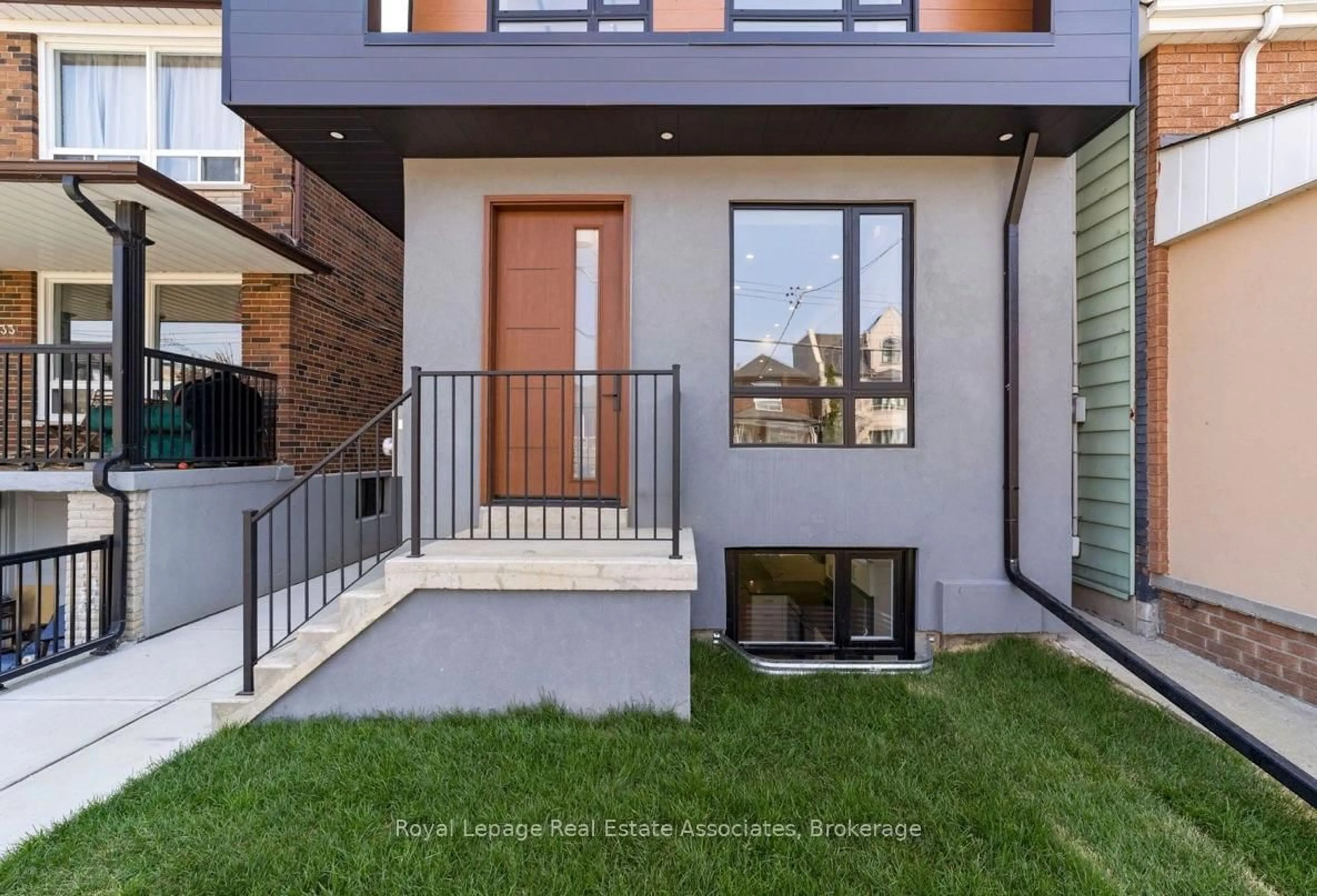 Home with brick exterior material, street for 531 Delaware Ave, Toronto Ontario M6H 2V3