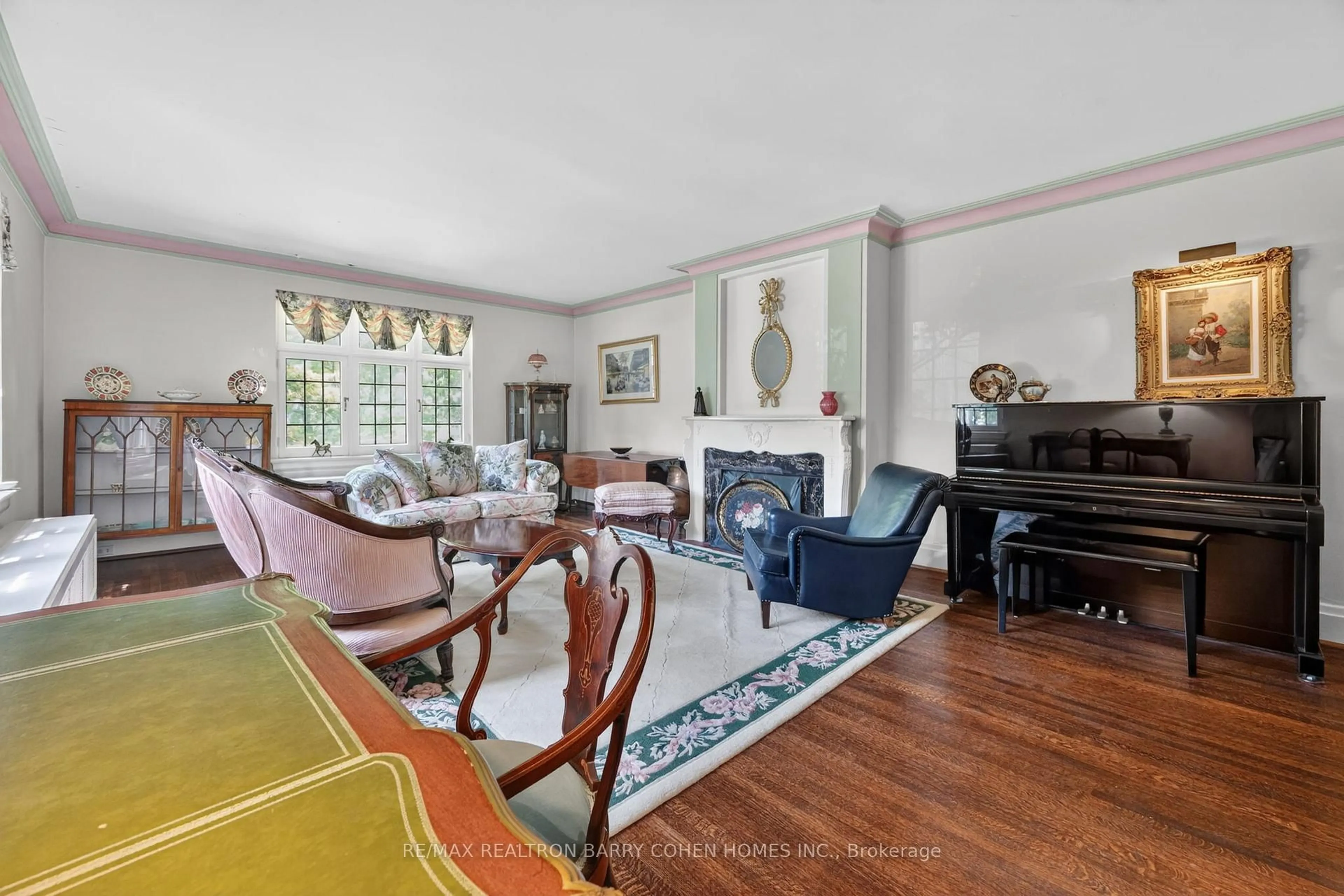 Living room with furniture, unknown for 29 Strathgowan Cres, Toronto Ontario M4N 2Z6