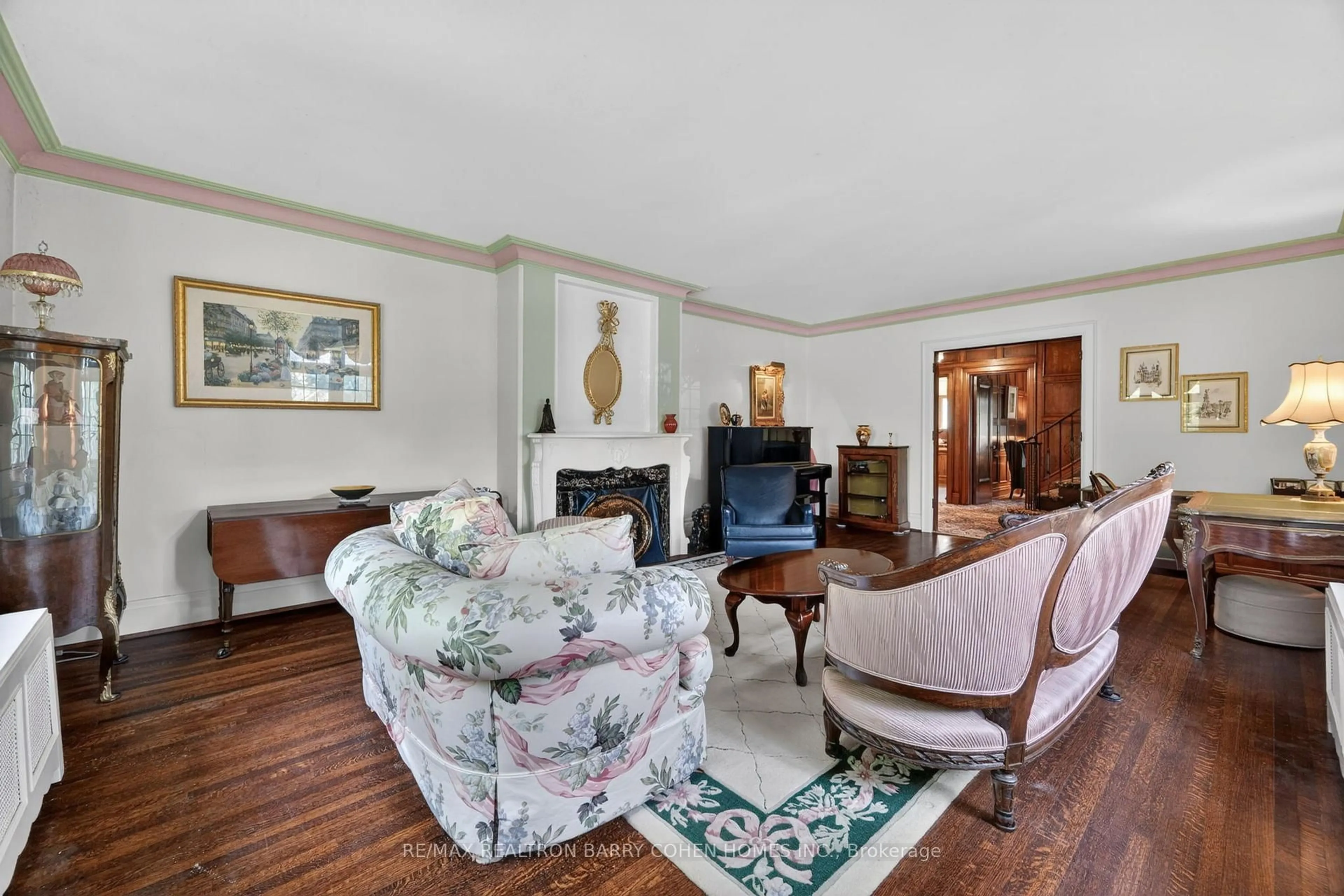 Living room with furniture, unknown for 29 Strathgowan Cres, Toronto Ontario M4N 2Z6