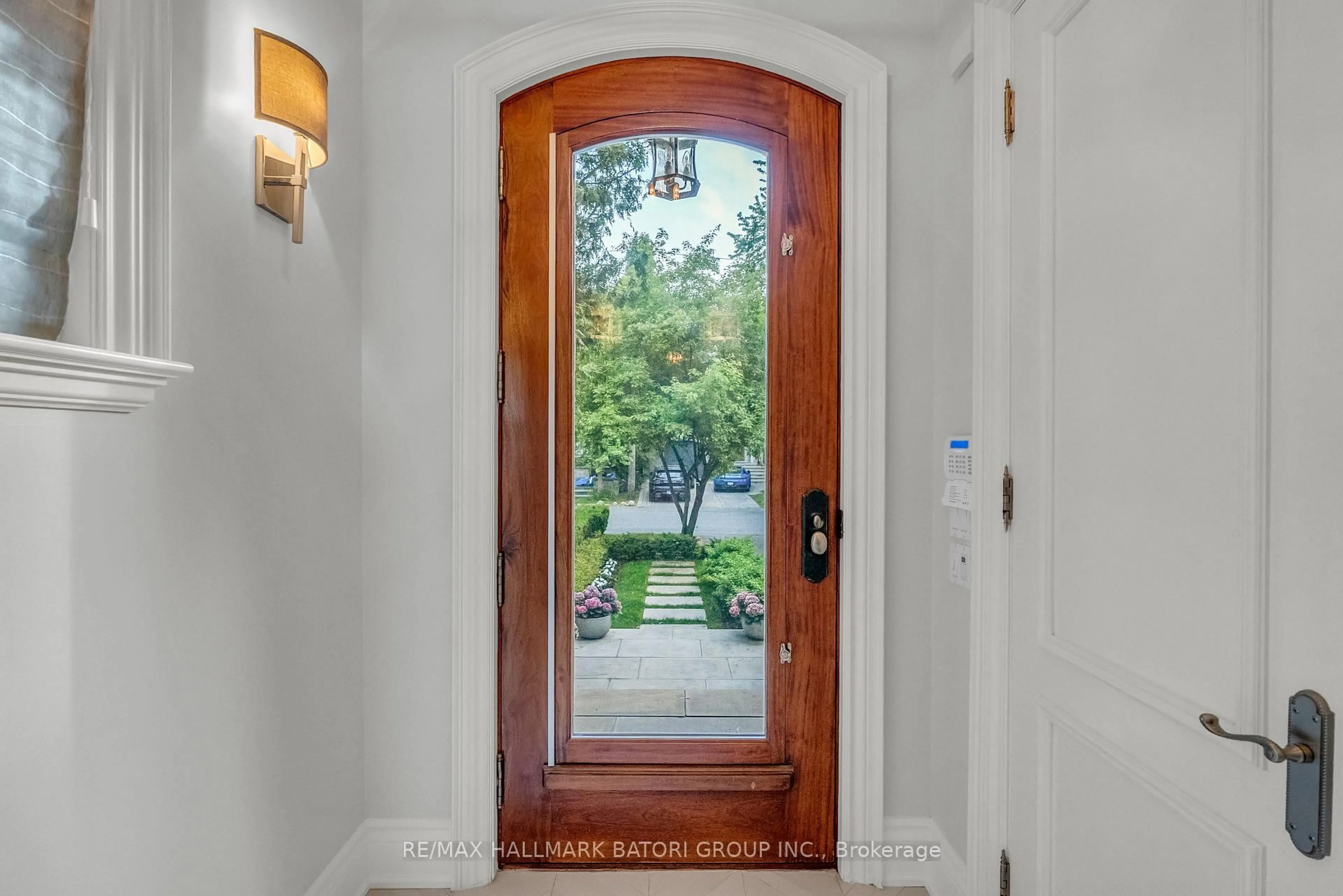 Indoor entryway for 68 Otter Cres, Toronto Ontario M5N 2W5