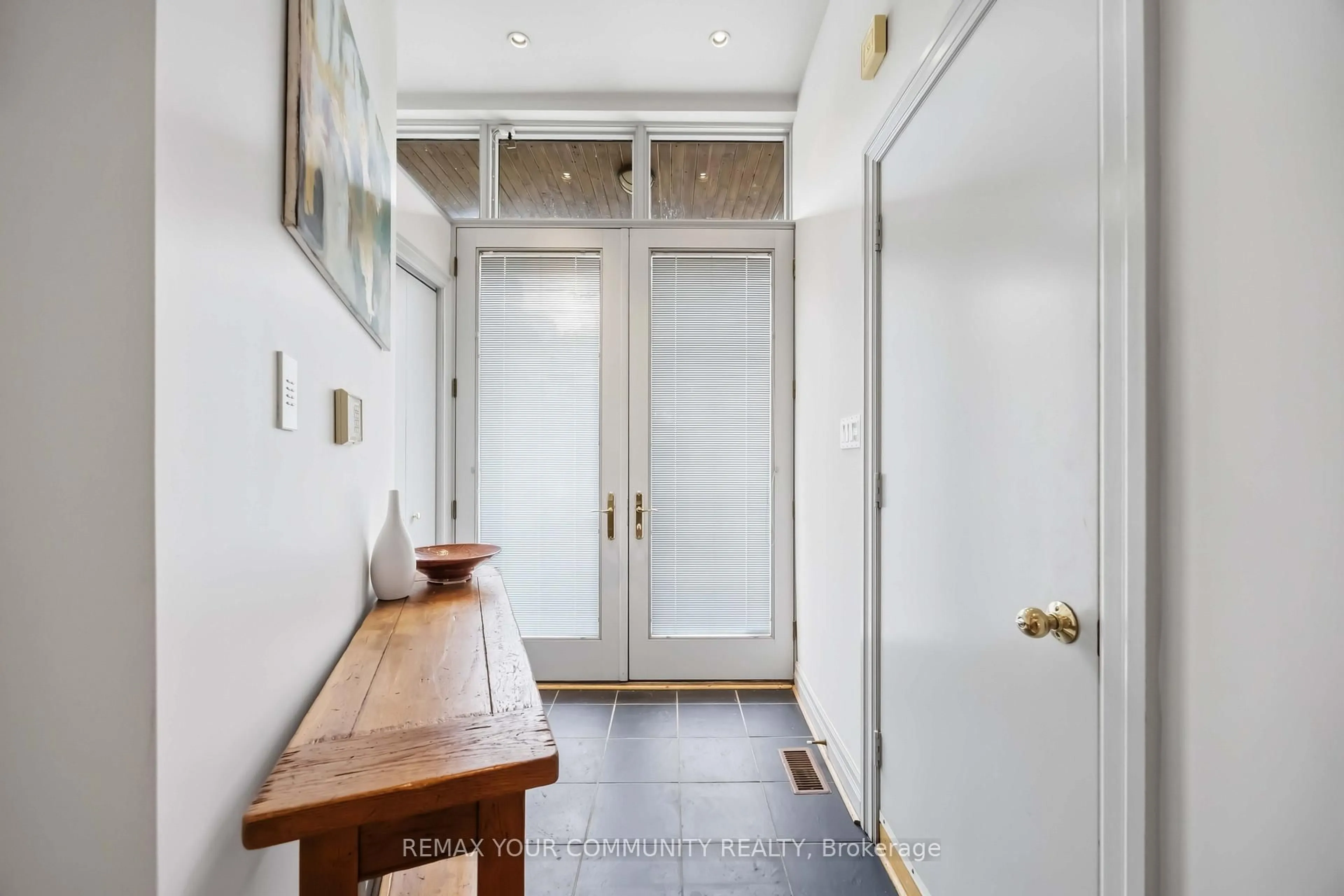 Indoor entryway for 44 Castlefield Ave, Toronto Ontario M4R 1G4