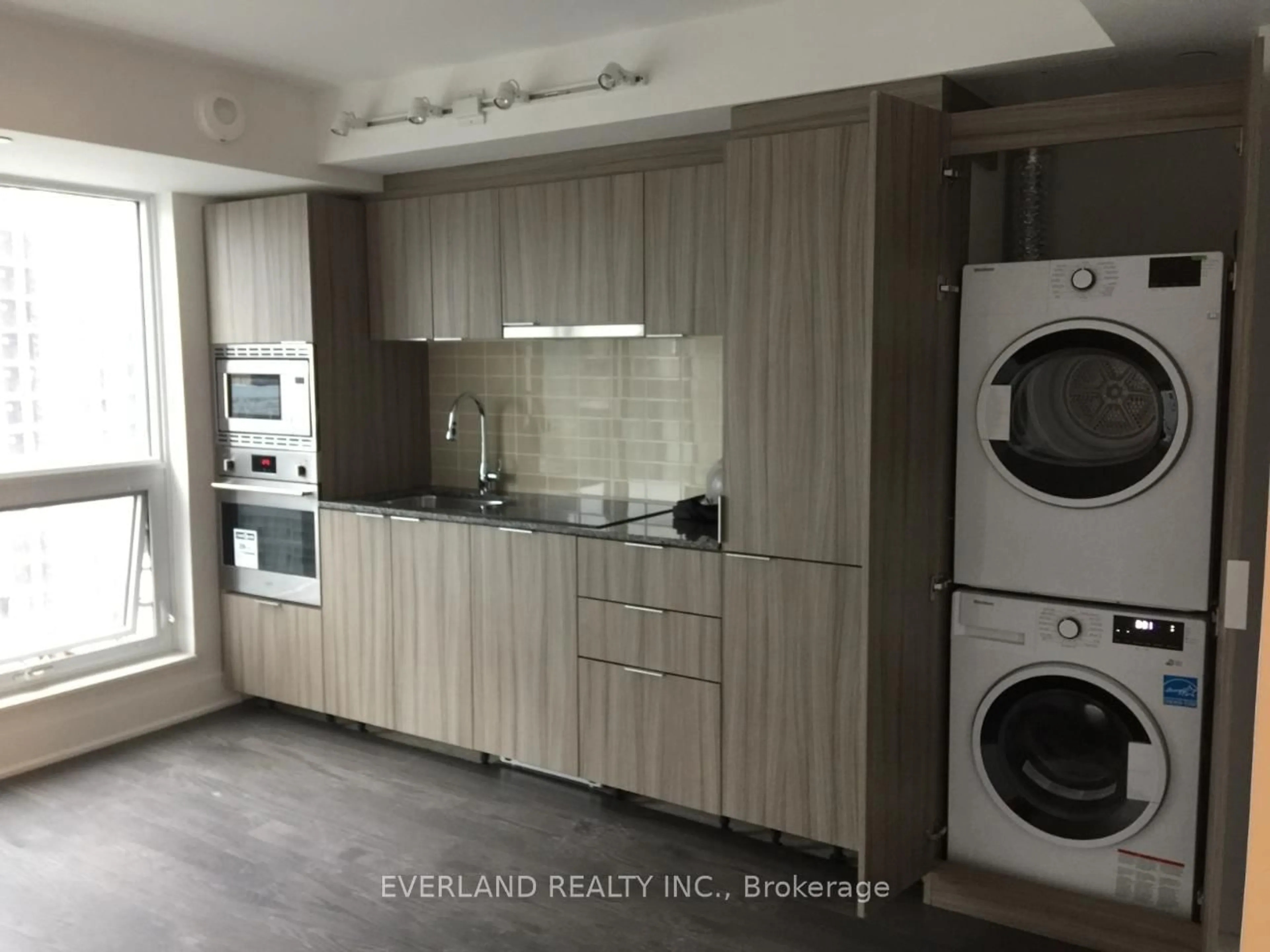 Standard kitchen, wood/laminate floor for 955 Bay St #1804, Toronto Ontario M5S 0C6
