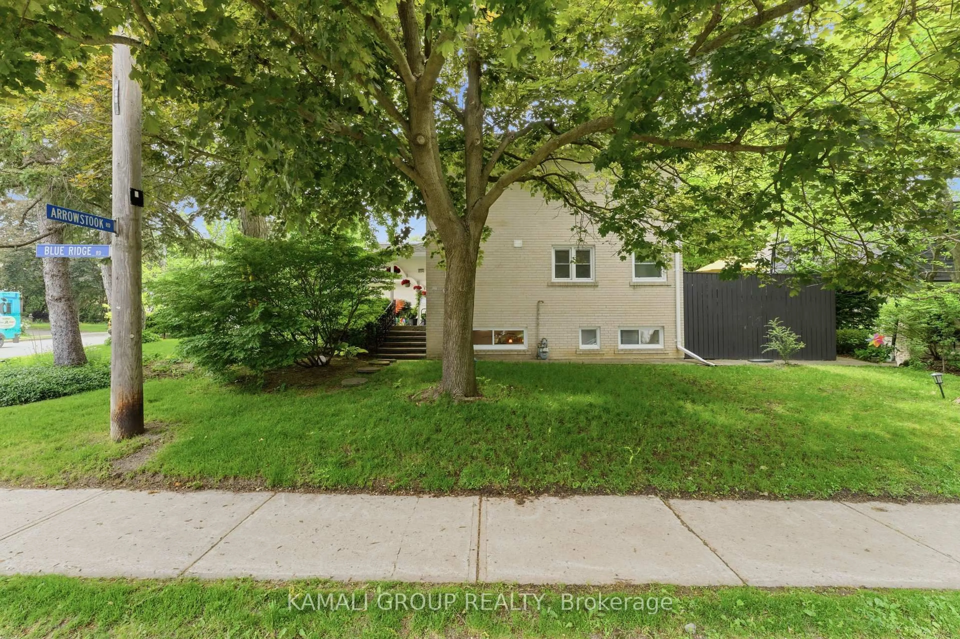 A pic from outside/outdoor area/front of a property/back of a property/a pic from drone, street for 30 Blue Ridge Rd, Toronto Ontario M2K 1R7