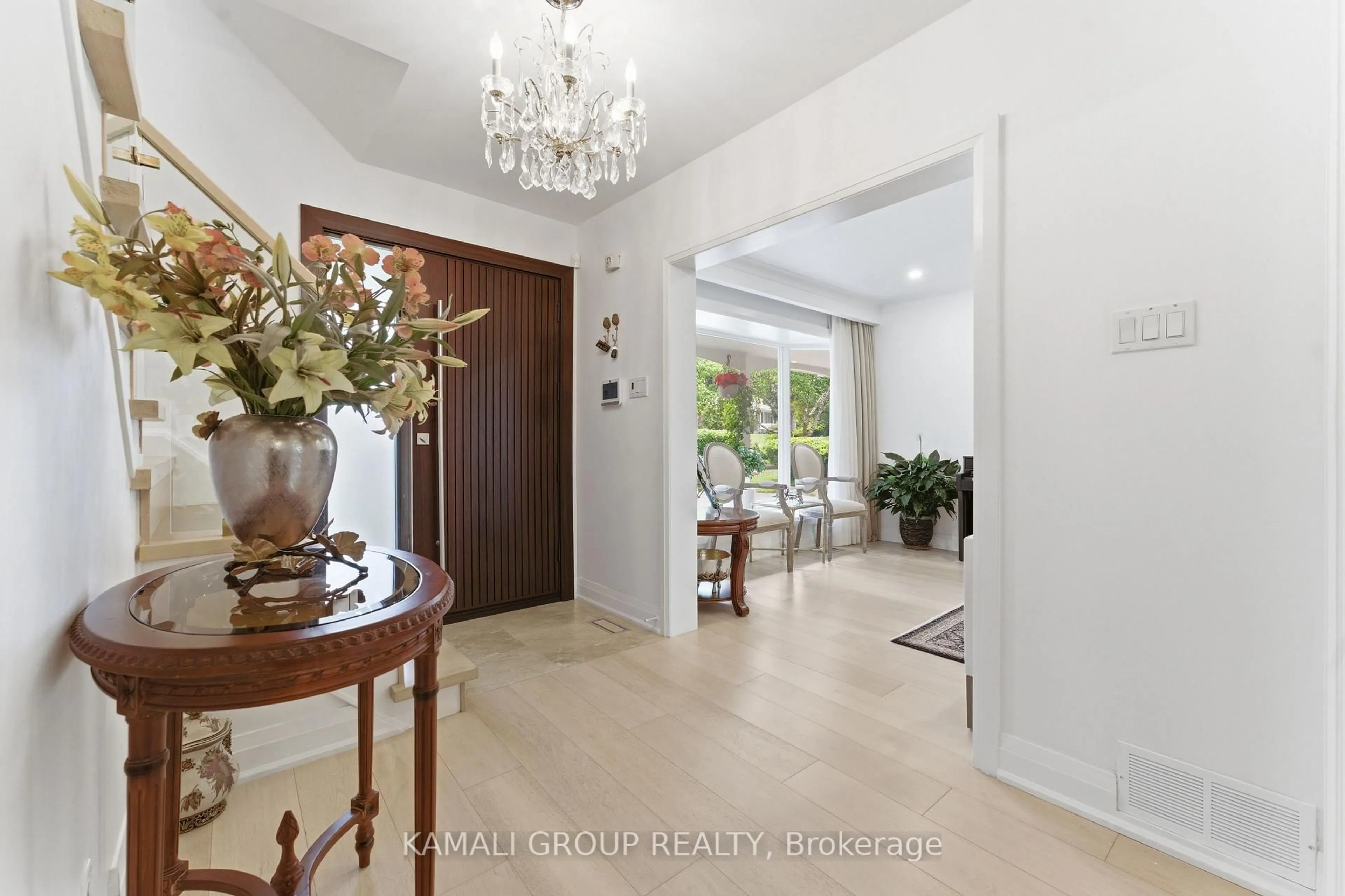 Indoor foyer for 30 Blue Ridge Rd, Toronto Ontario M2K 1R7