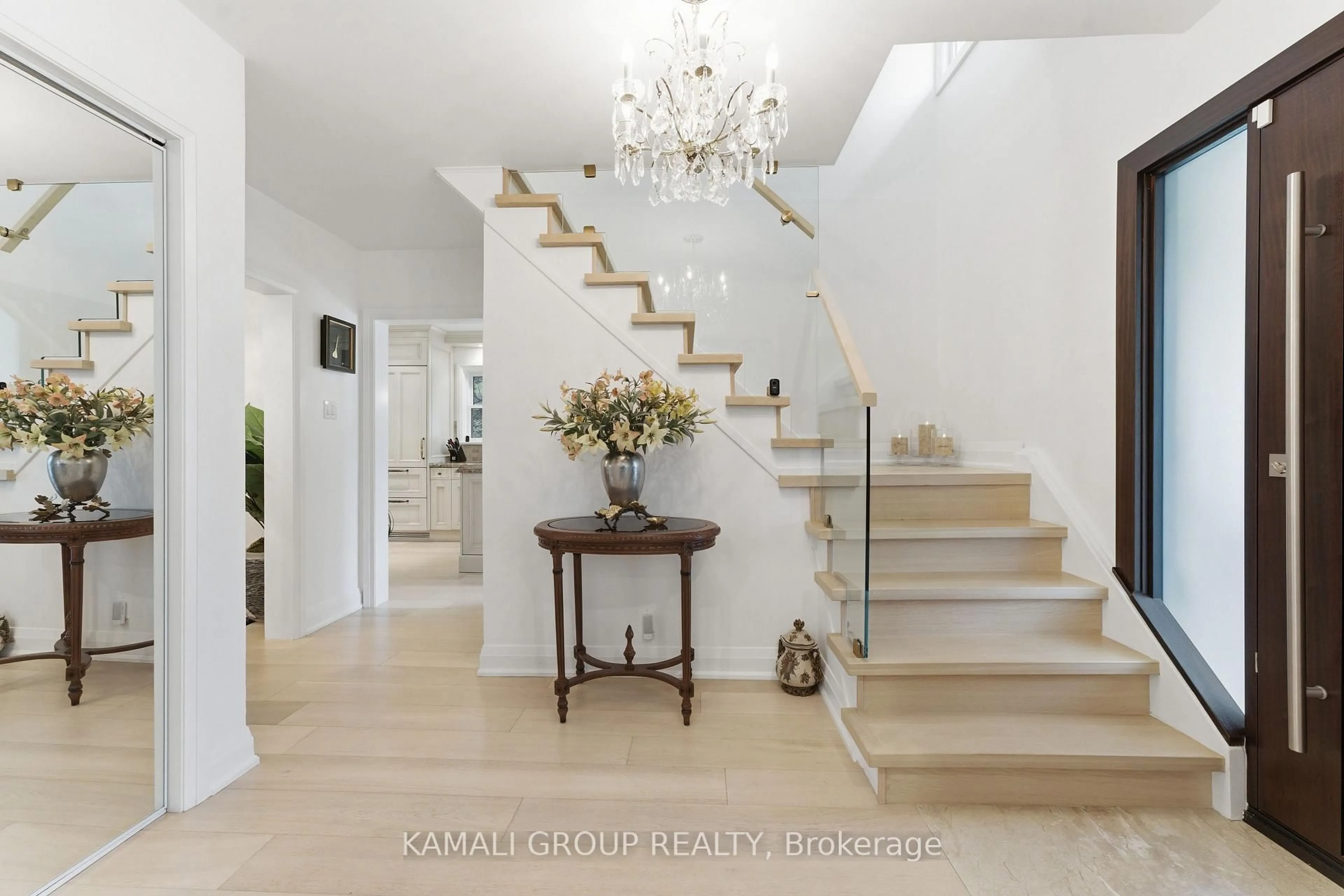 Indoor foyer for 30 Blue Ridge Rd, Toronto Ontario M2K 1R7