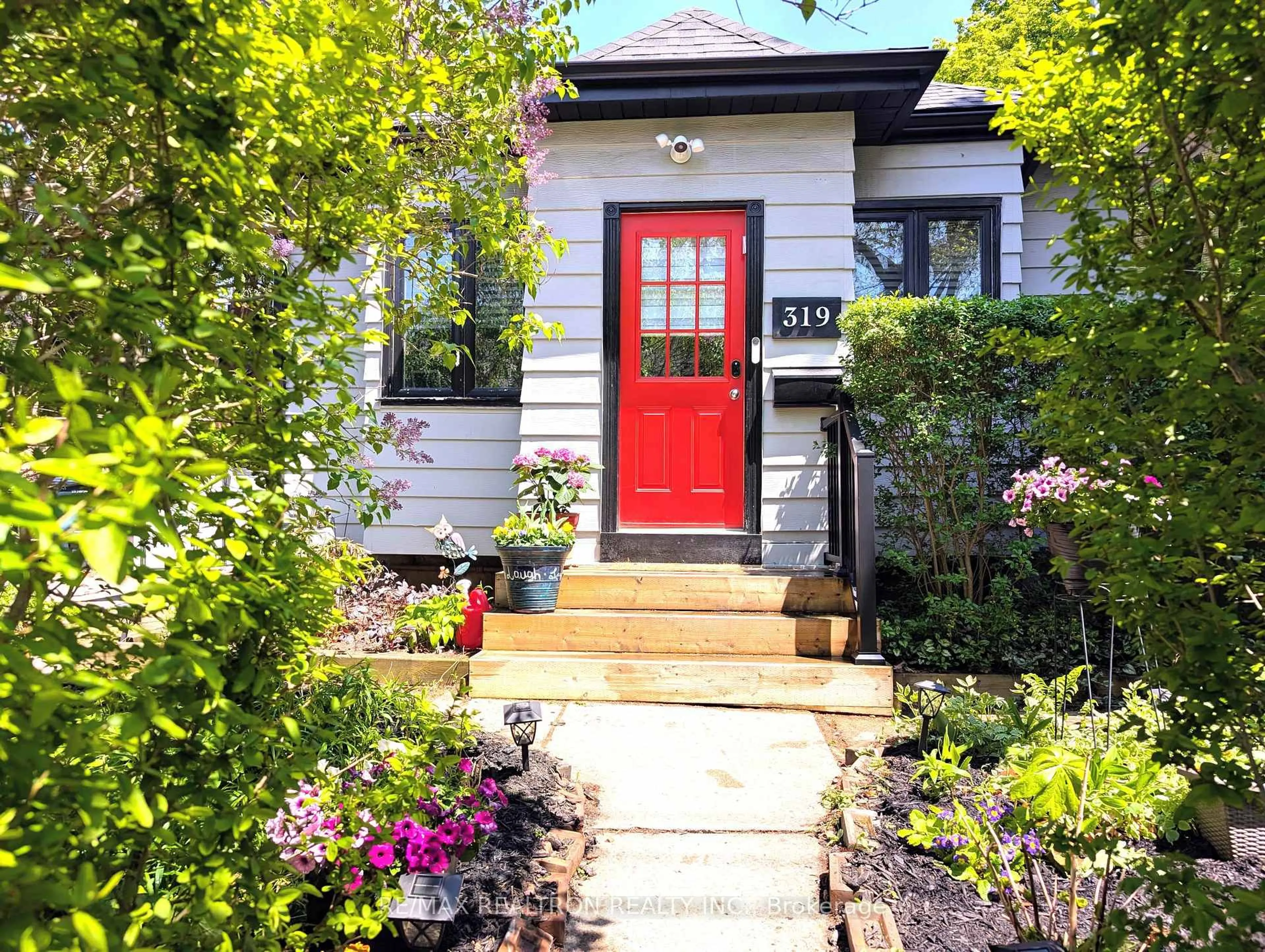 Indoor entryway for 319 Wychwood Ave, Toronto Ontario M6C 2T6