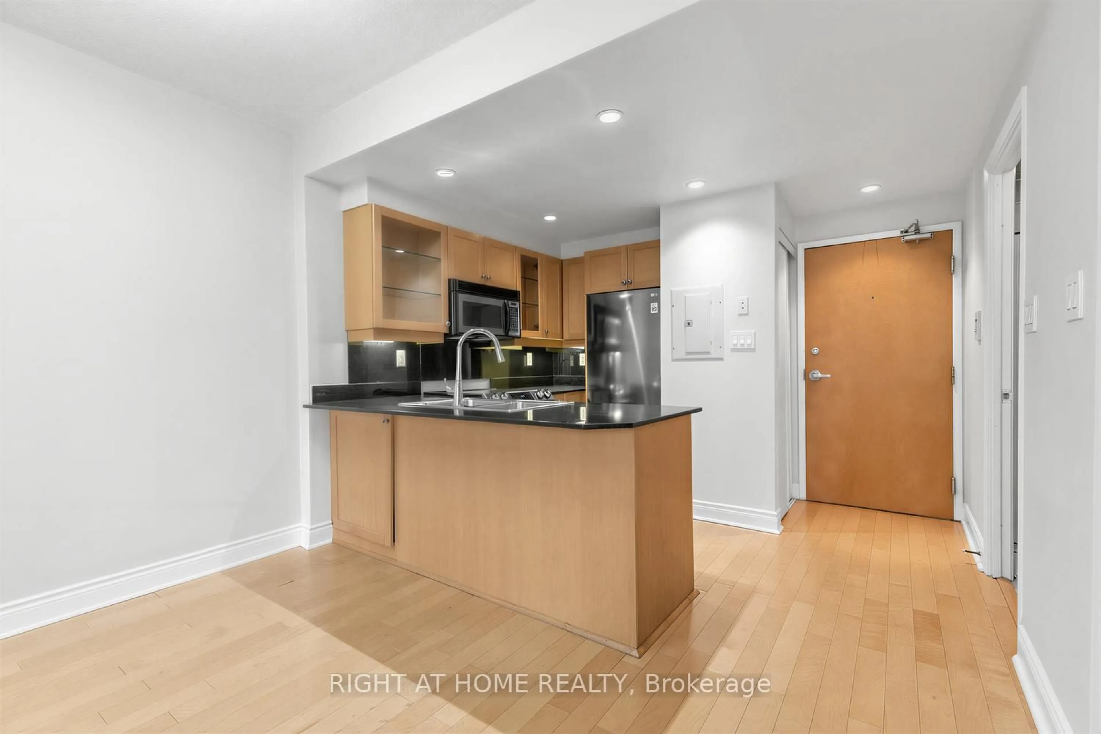 Unknown for 80 Cumberland St #1705, Toronto Ontario M5R 3V1