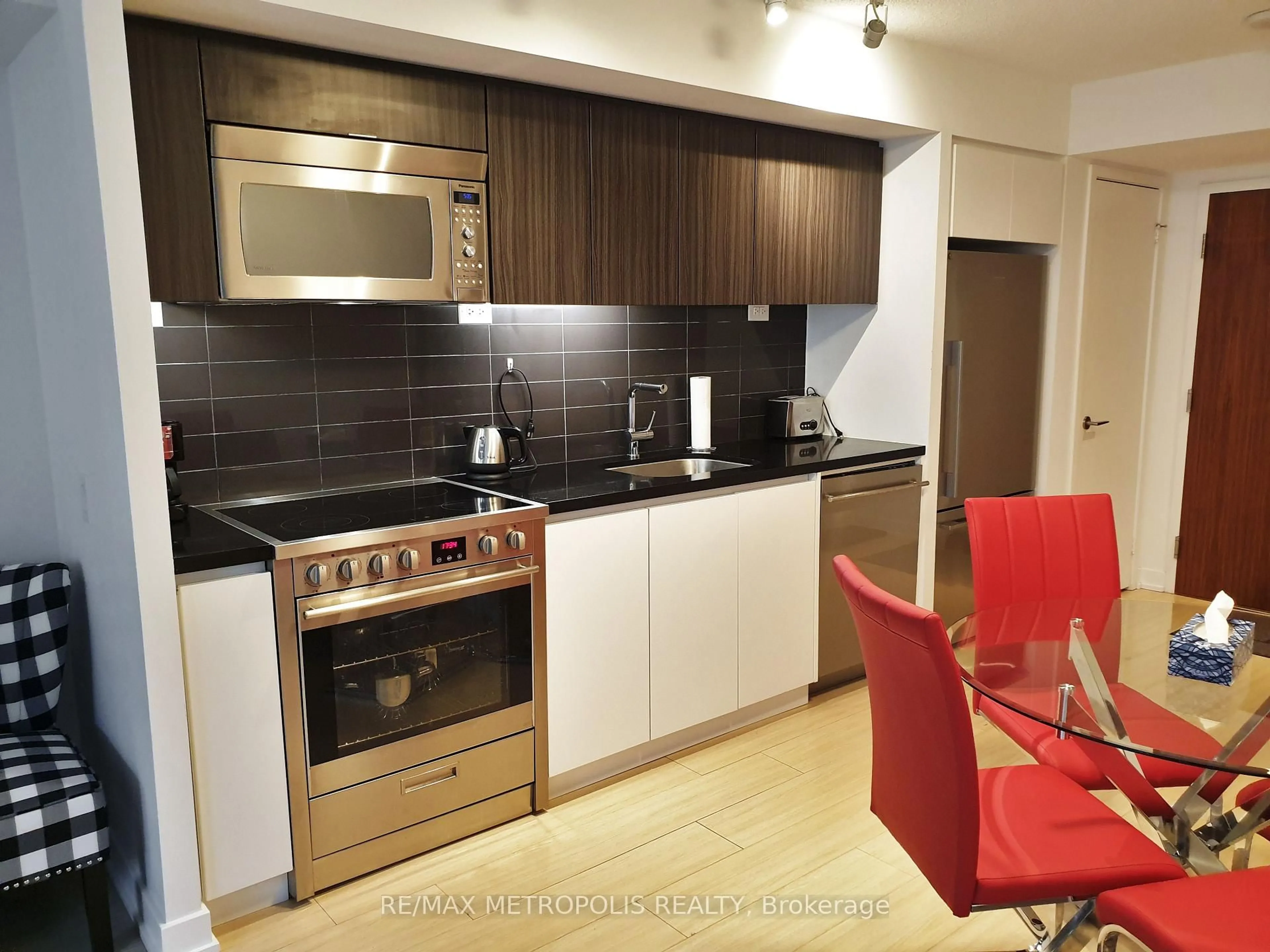 Standard kitchen, unknown for 85 Queens Wharf Rd #312, Toronto Ontario M5V 0J9