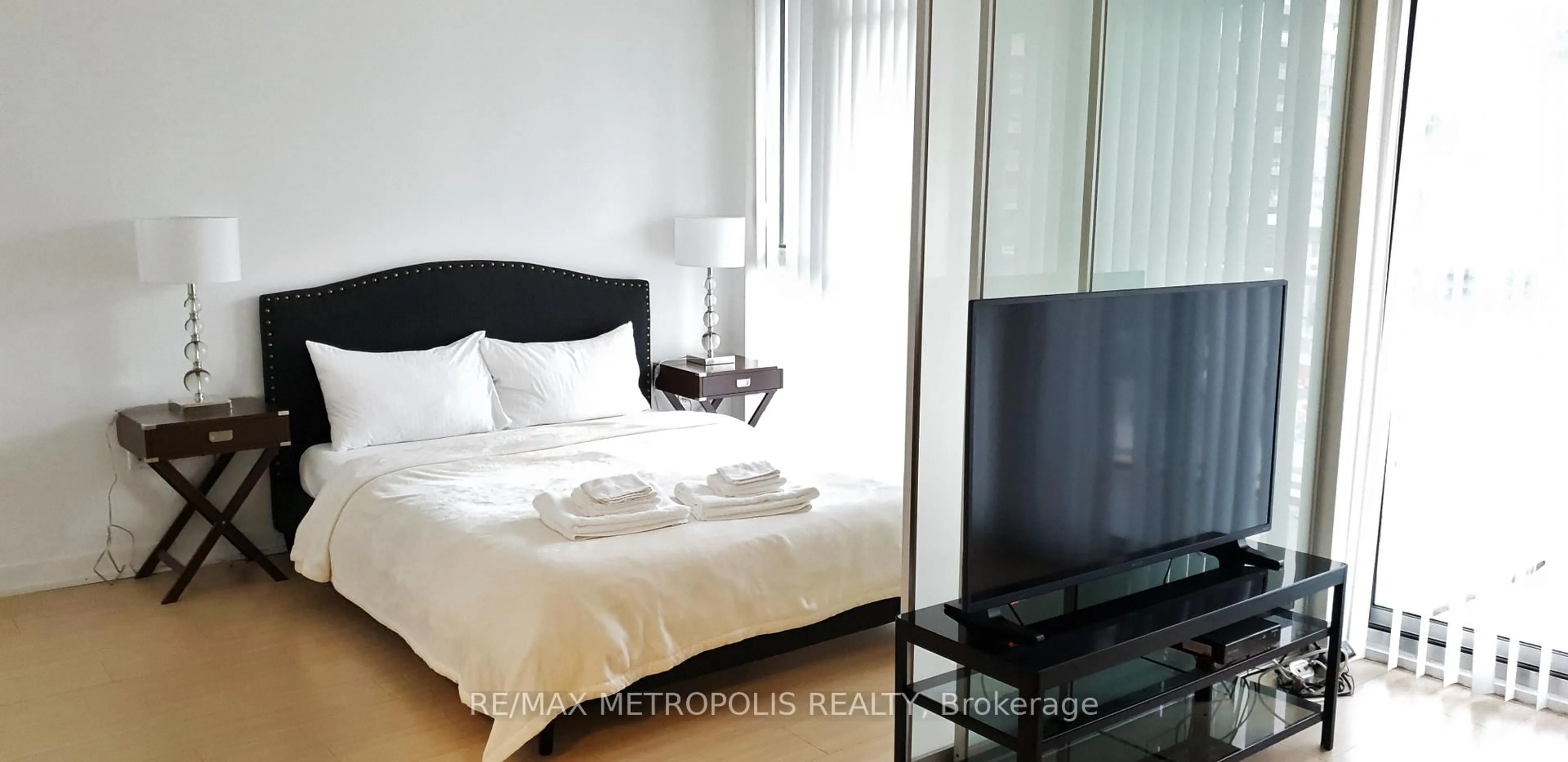 Bedroom with bed, unknown for 85 Queens Wharf Rd #516, Toronto Ontario M5V 0J9