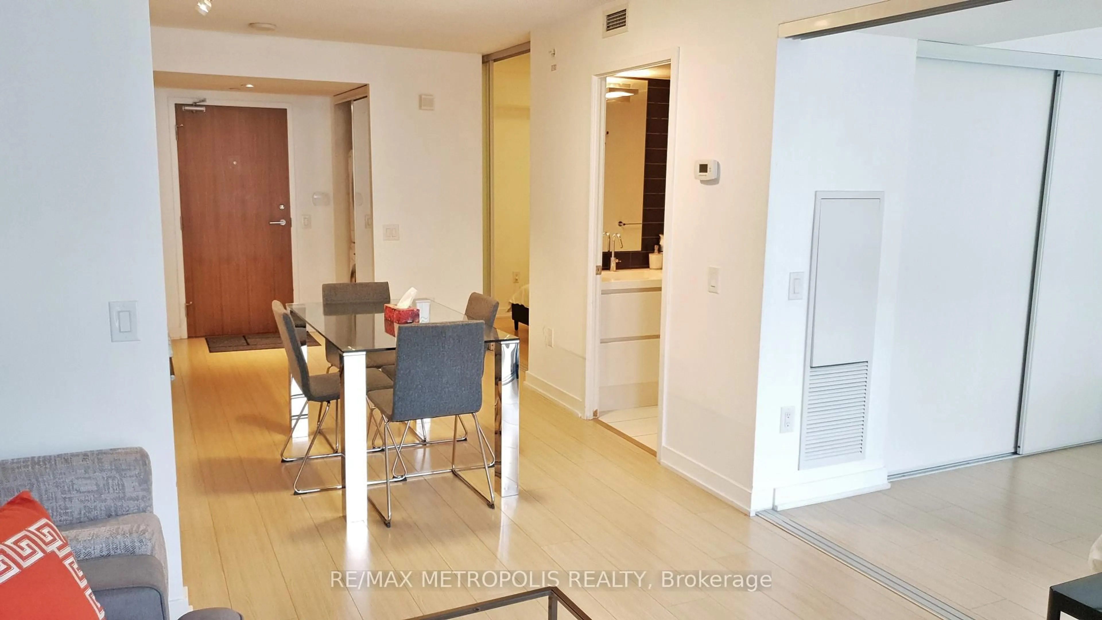 Indoor foyer for 85 Queens Wharf Rd #516, Toronto Ontario M5V 0J9