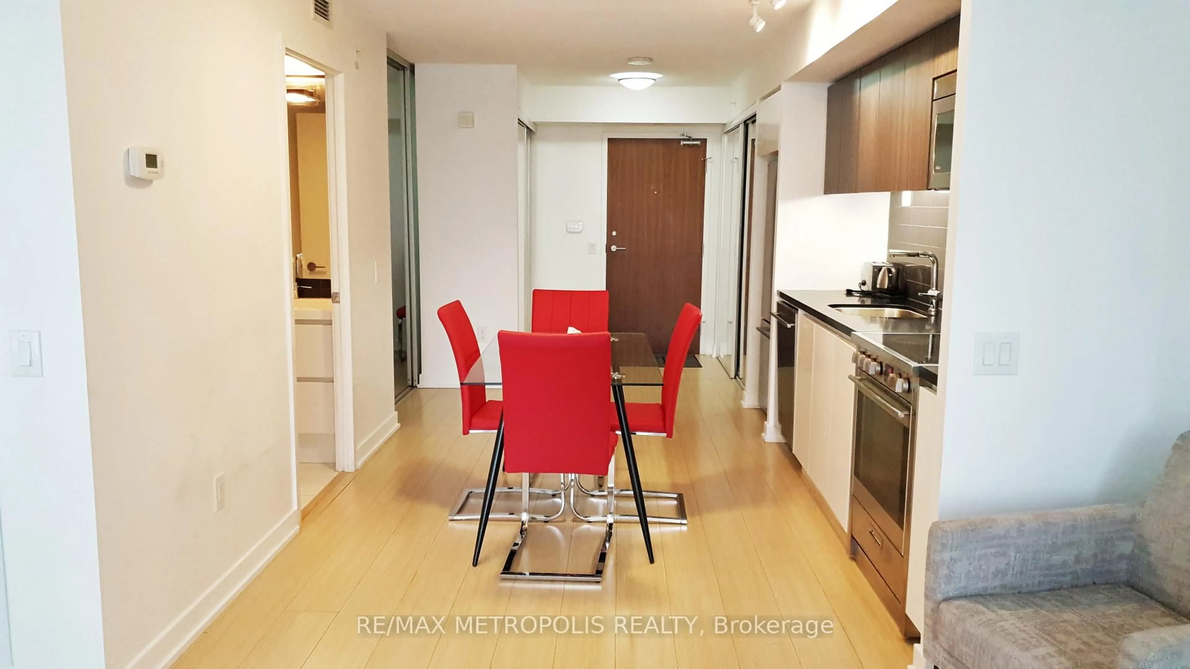 Standard kitchen, unknown for 85 Queens Wharf Rd #526, Toronto Ontario M5V 0J9