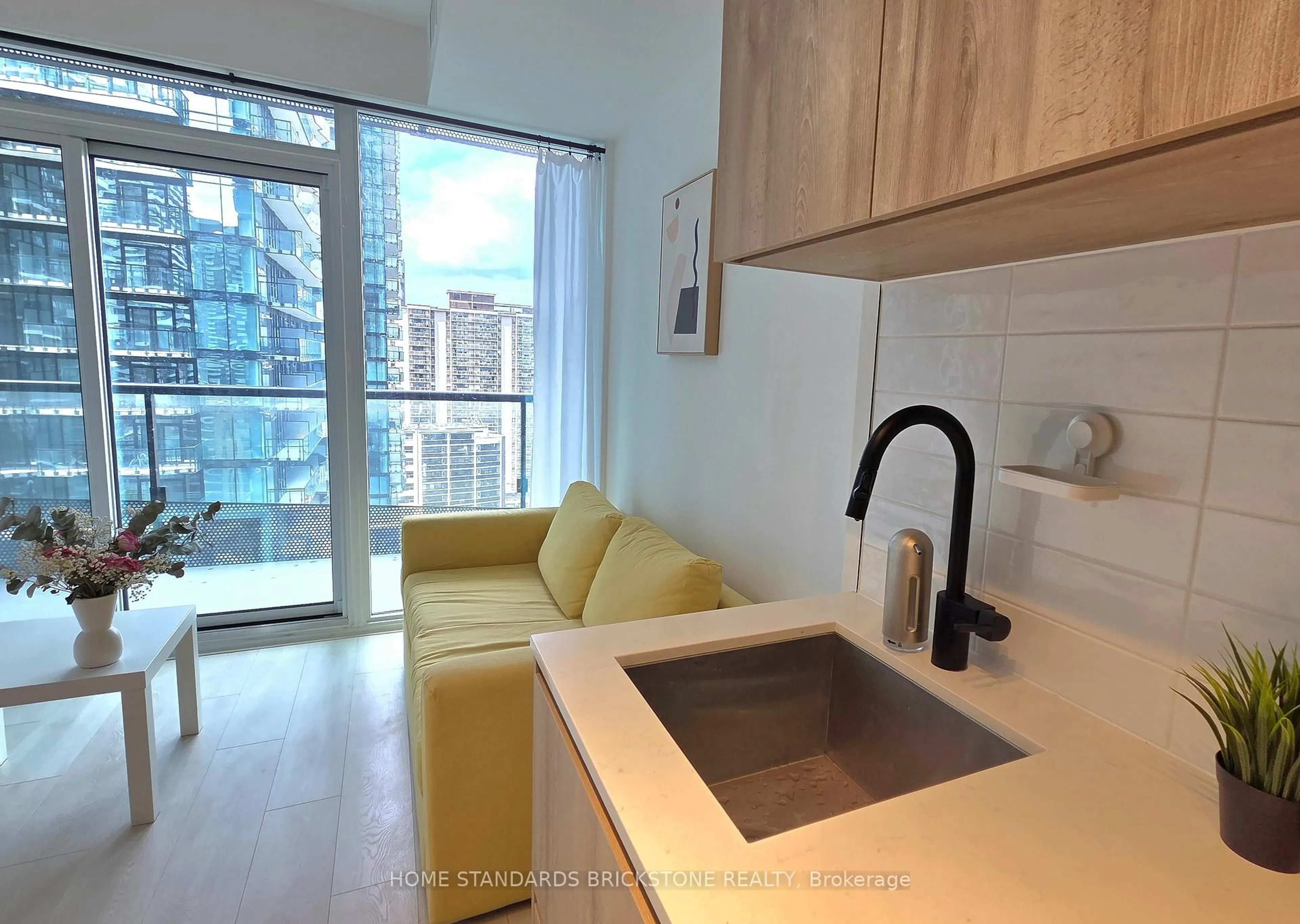 Standard kitchen, unknown for 117 Broadway Ave #1705, Toronto Ontario M4P 1V3