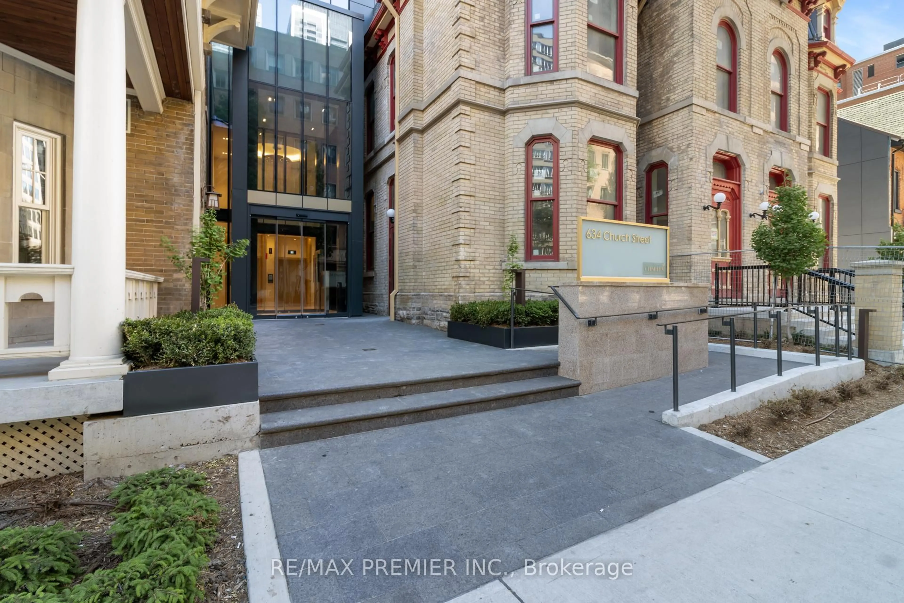 Indoor foyer for 634 Church St #3807, Toronto Ontario M4Y 0G9