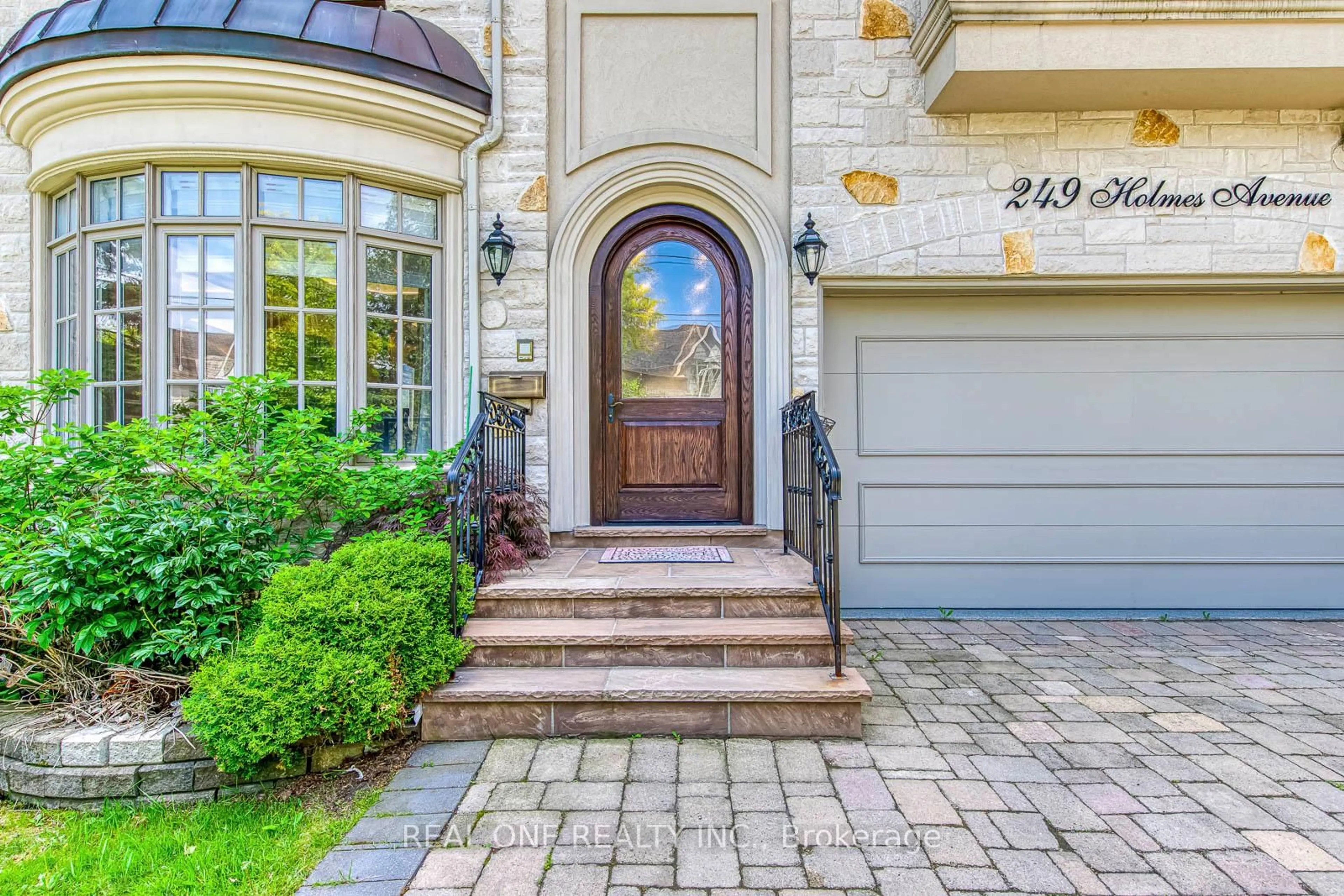 Indoor entryway for 249 Holmes Ave, Toronto Ontario M2N 4M9