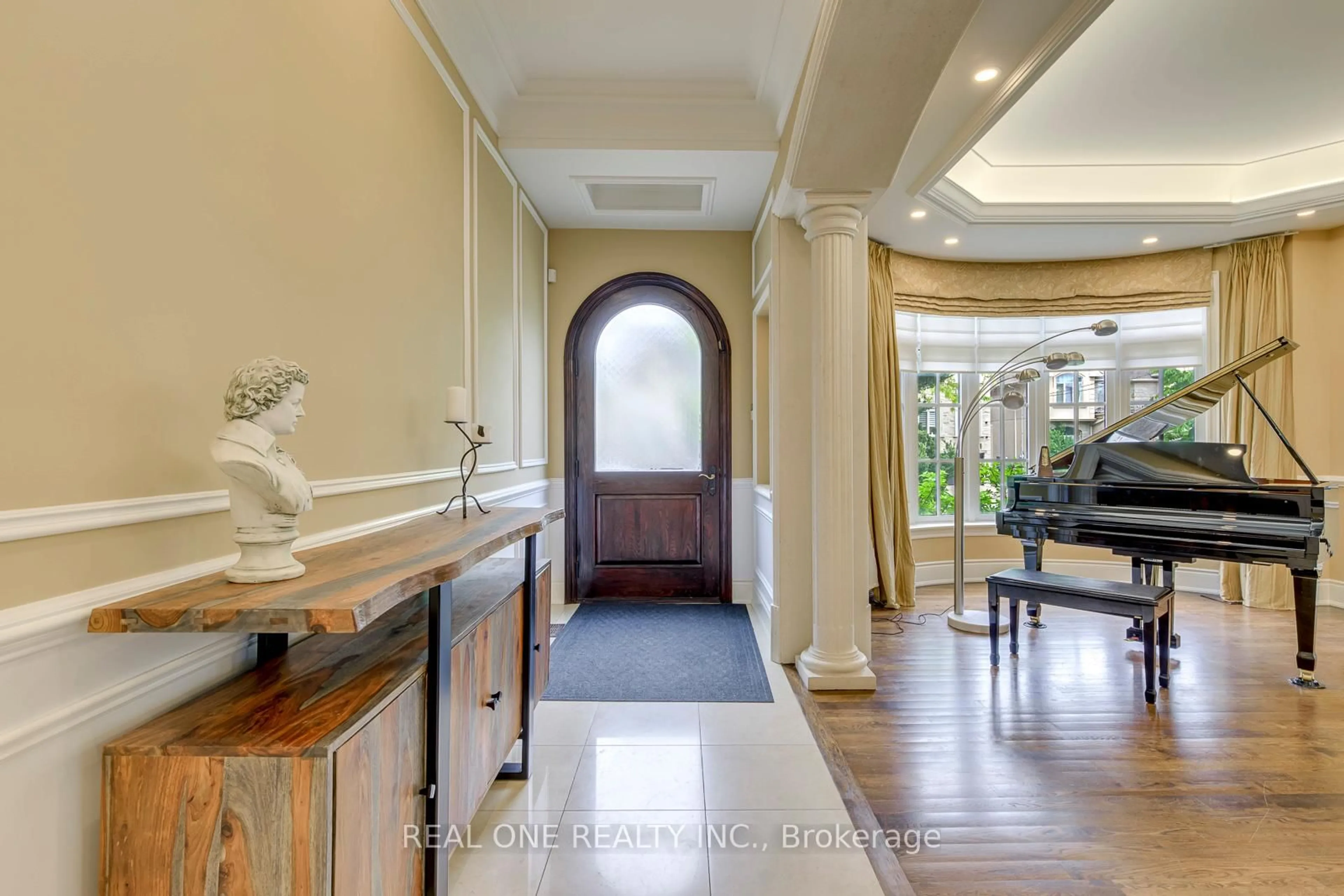 Indoor entryway for 249 Holmes Ave, Toronto Ontario M2N 4M9